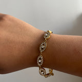 Bracelet Eye White en acier inoxydable doré avec détails fins et lumineux porté au poignet Ordiajade