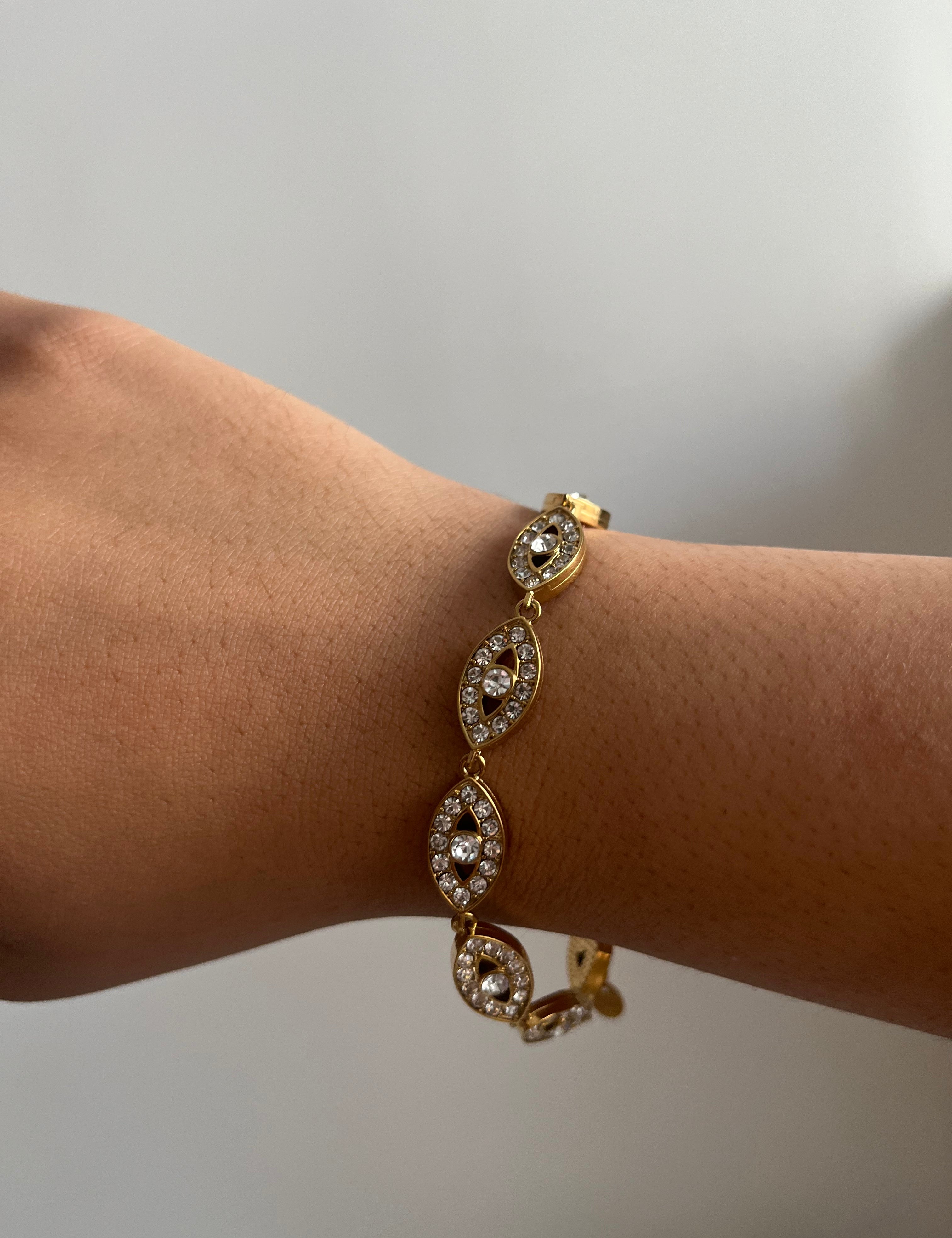 Bracelet Eye White en acier inoxydable doré avec détails fins et lumineux porté au poignet Ordiajade