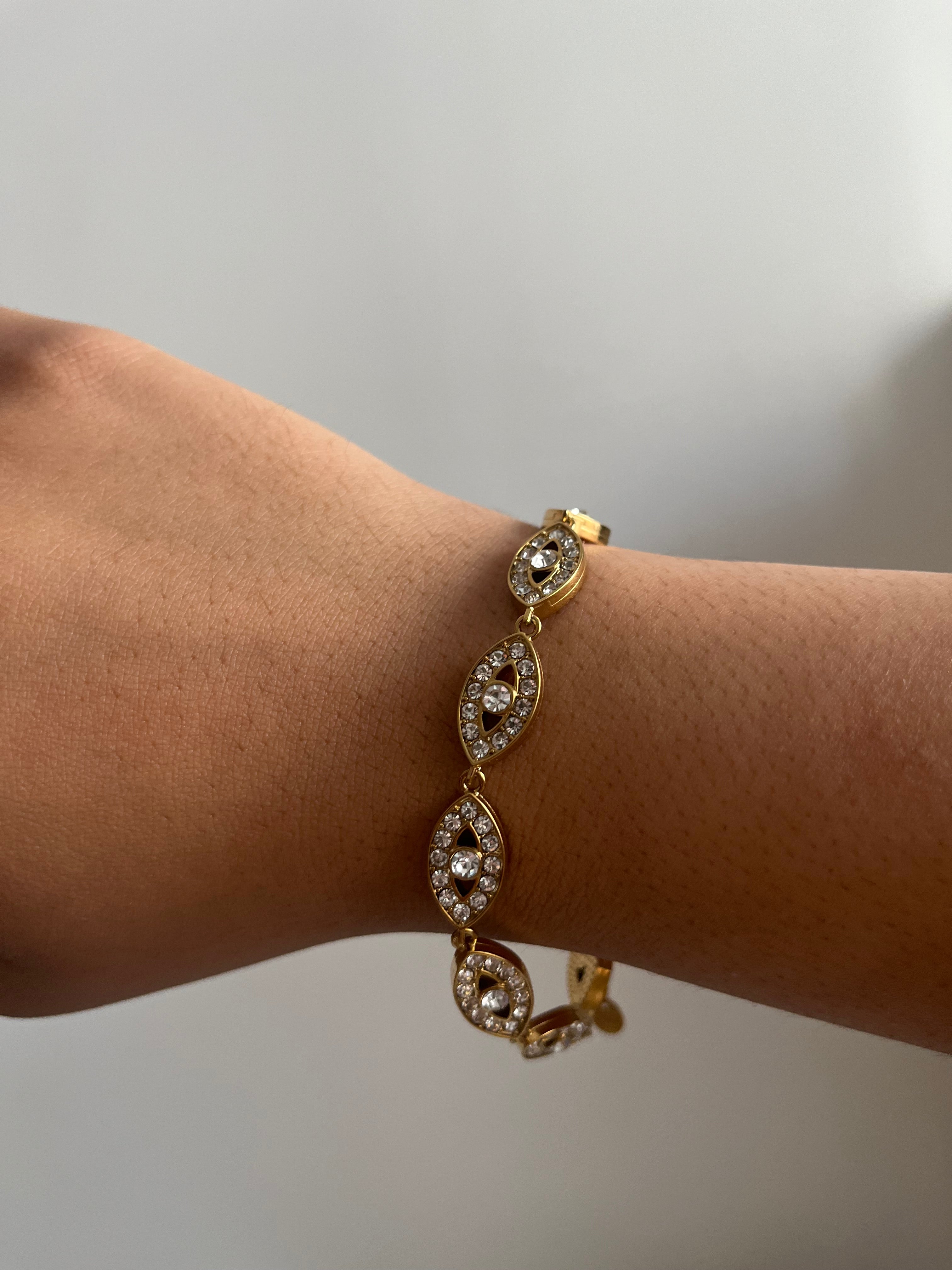 Bracelet Eye White en acier inoxydable doré avec détails fins et lumineux porté au poignet Ordiajade