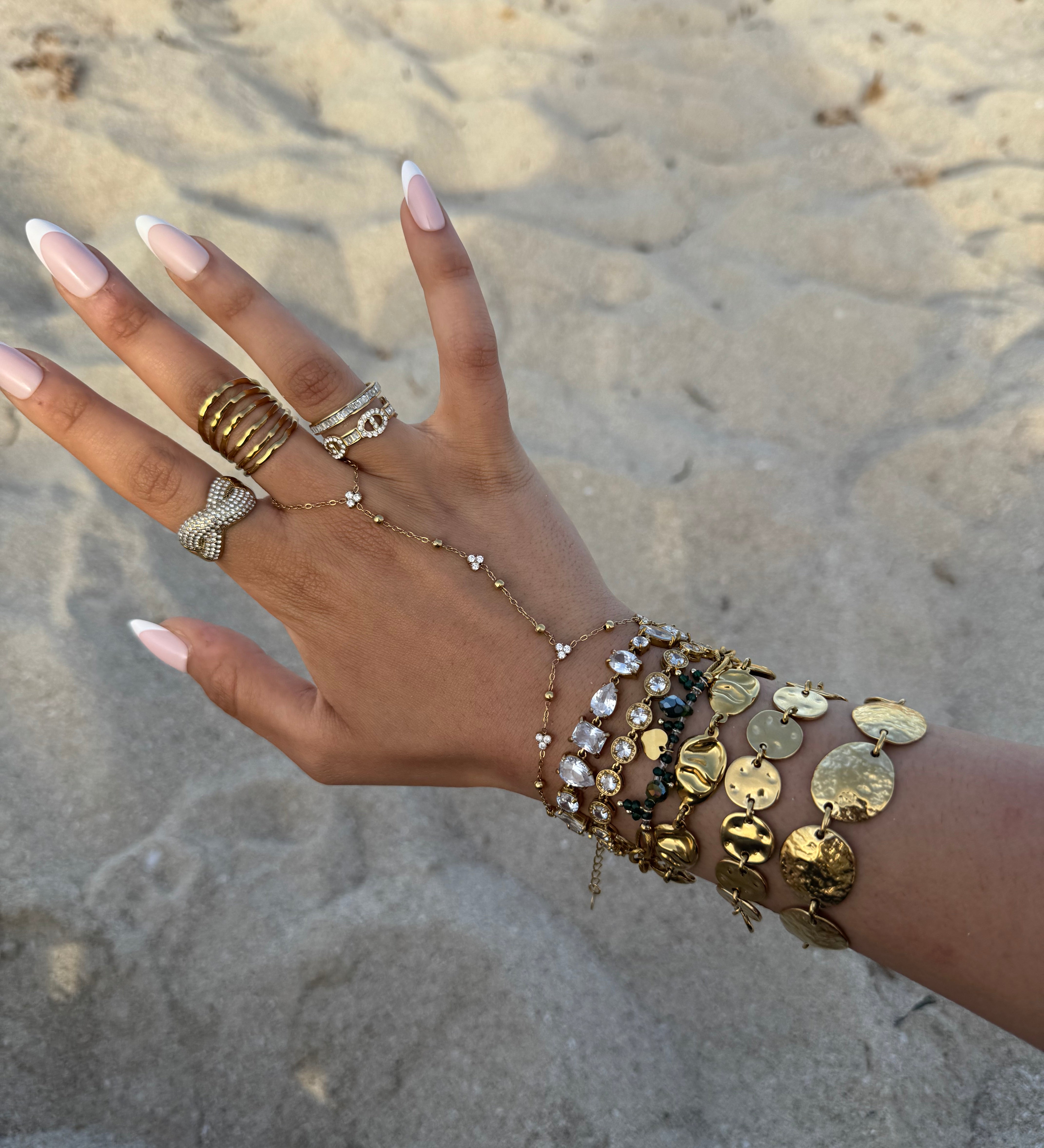 Gros plan du bracelet doré FOUTA porté au poignet en accumulation - Style Ordiajade