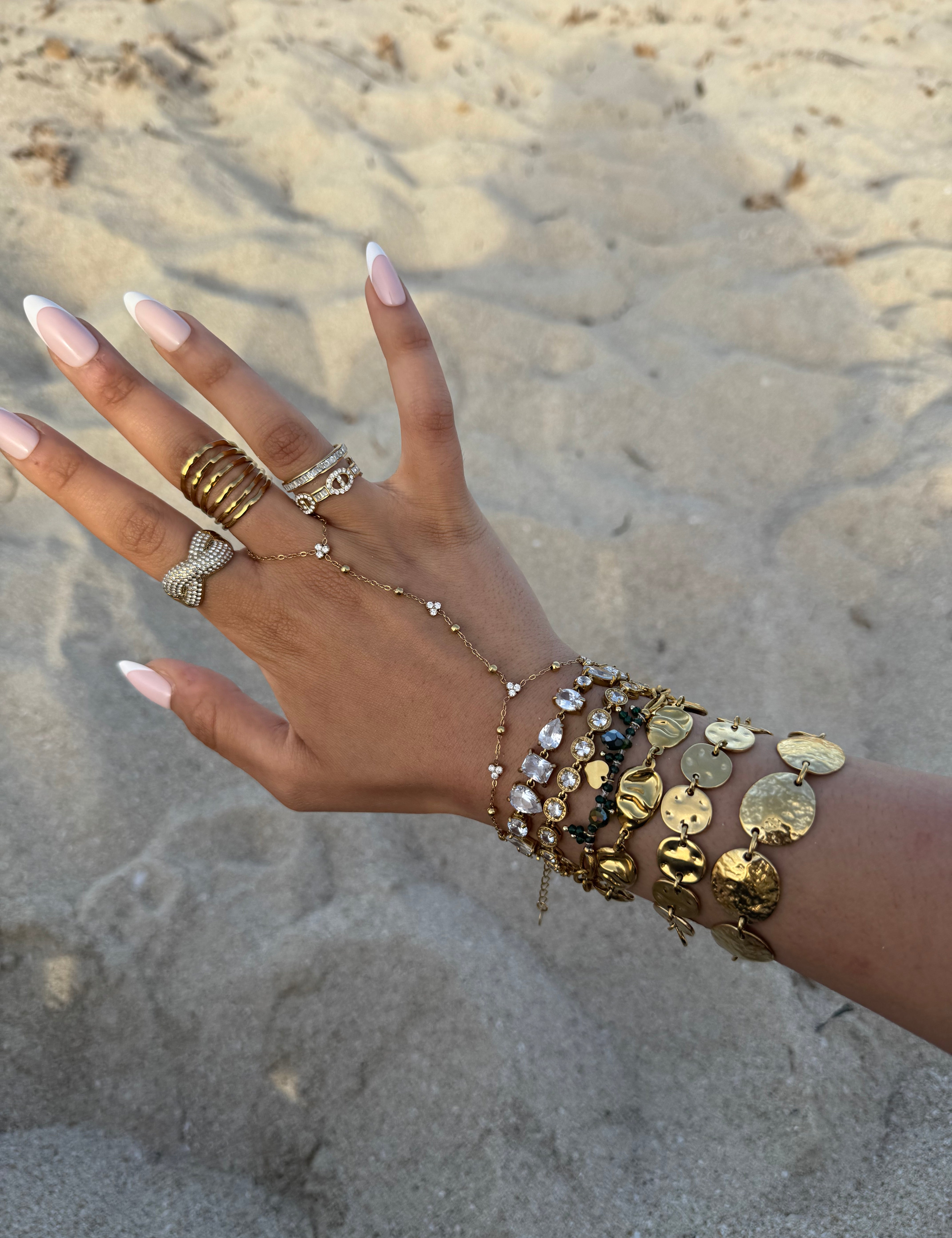 Gros plan du bracelet doré FOUTA porté au poignet en accumulation - Style Ordiajade