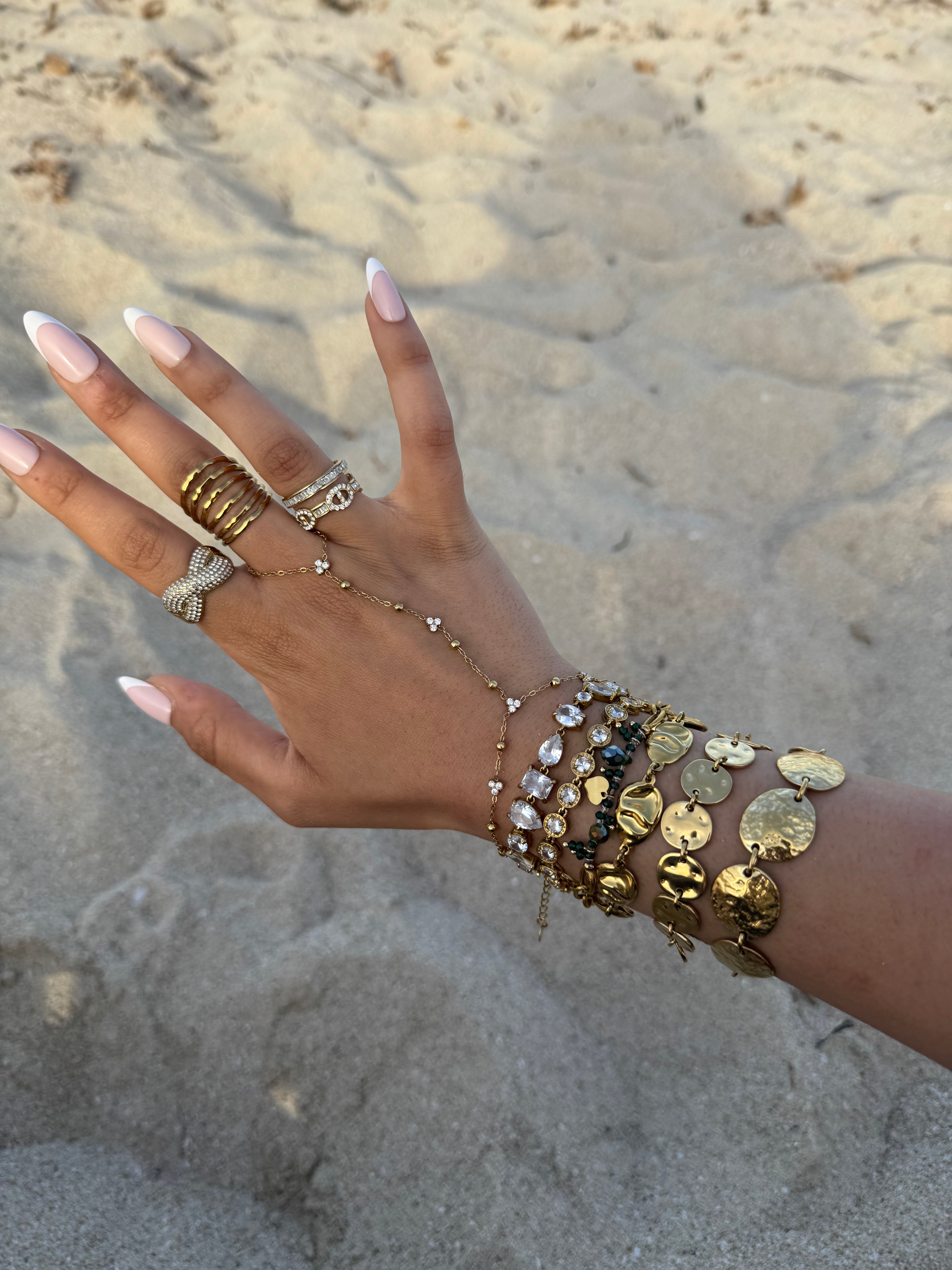 Gros plan du bracelet doré FOUTA porté au poignet en accumulation - Style Ordiajade