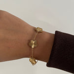 Bracelet Garden doré avec trèfles porté au poignet – bijou Ordiajade
