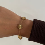 Bracelet Garden doré avec trèfles porté au poignet – bijou Ordiajade
