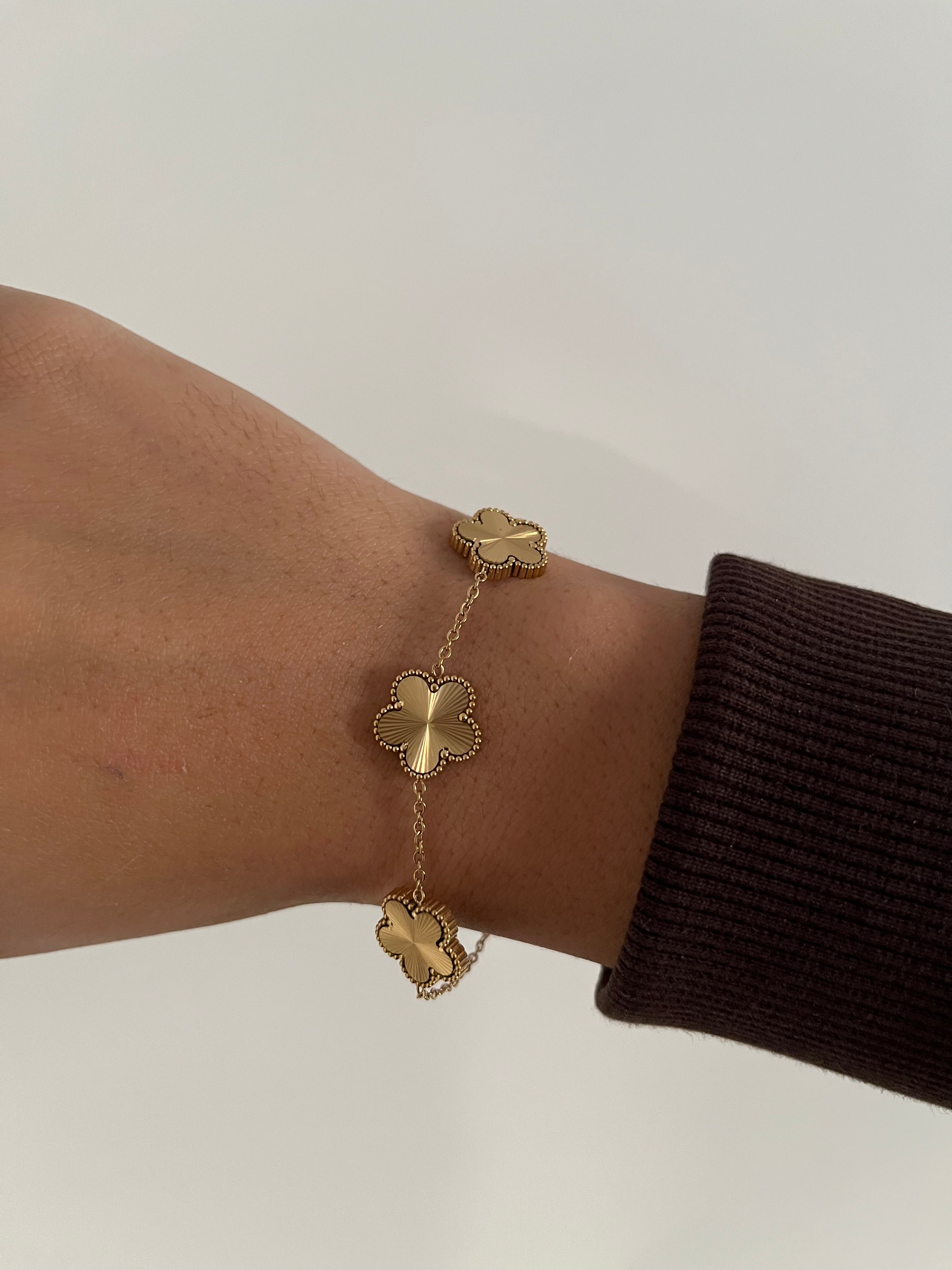 Bracelet Garden doré avec trèfles porté au poignet – bijou Ordiajade
