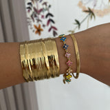 Bracelet Hailey doré porté en accumulation avec manchette au poignet - Ordiajade