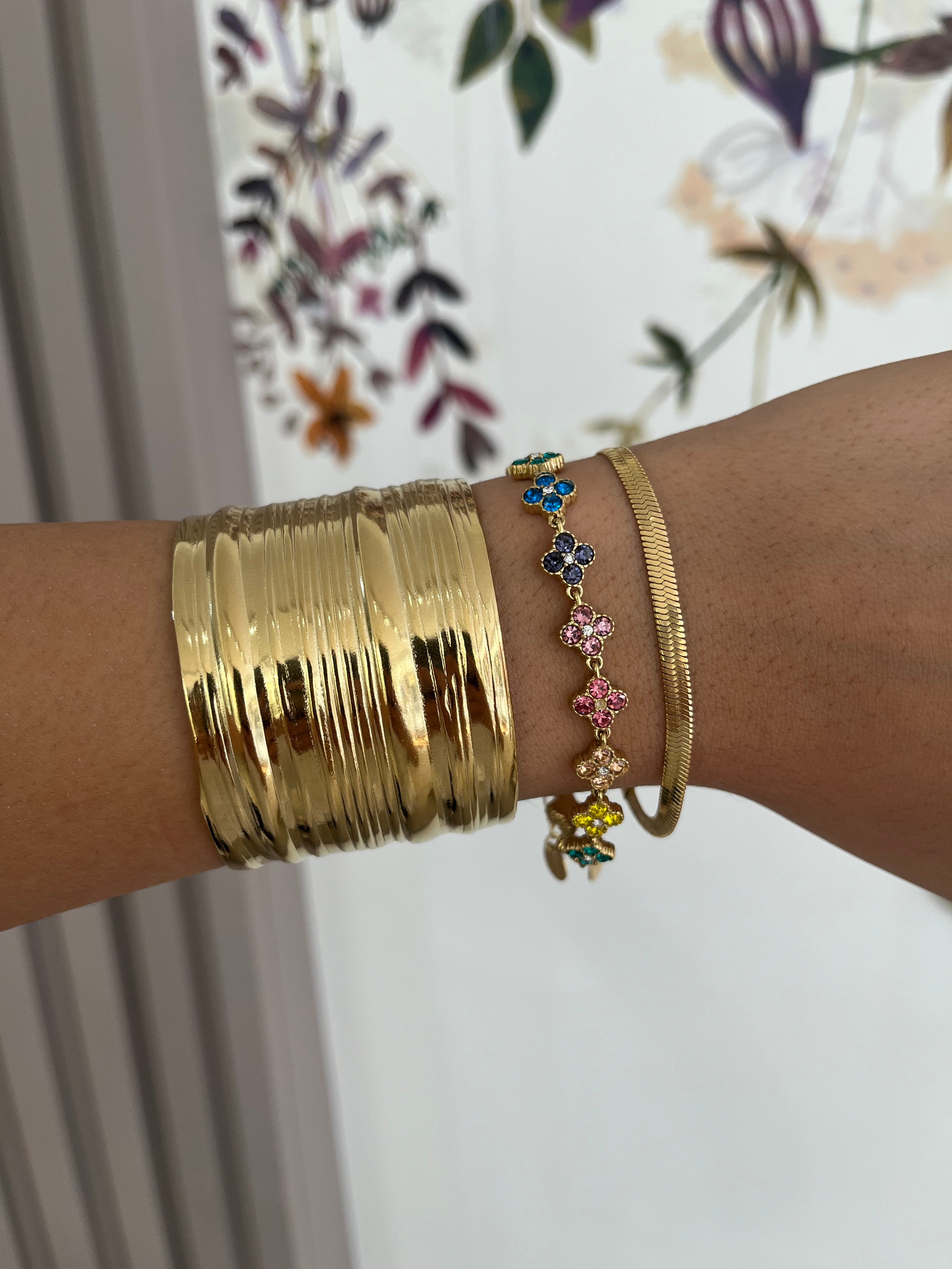 Bracelet Hailey doré porté en accumulation avec manchette au poignet - Ordiajade