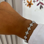 Bracelet Hailey argenté en acier inoxydable avec fleurs pavées porté au poignet - Ordiajade