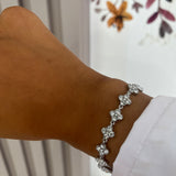 Bracelet Hailey argenté en acier inoxydable avec fleurs pavées porté au poignet - Ordiajade