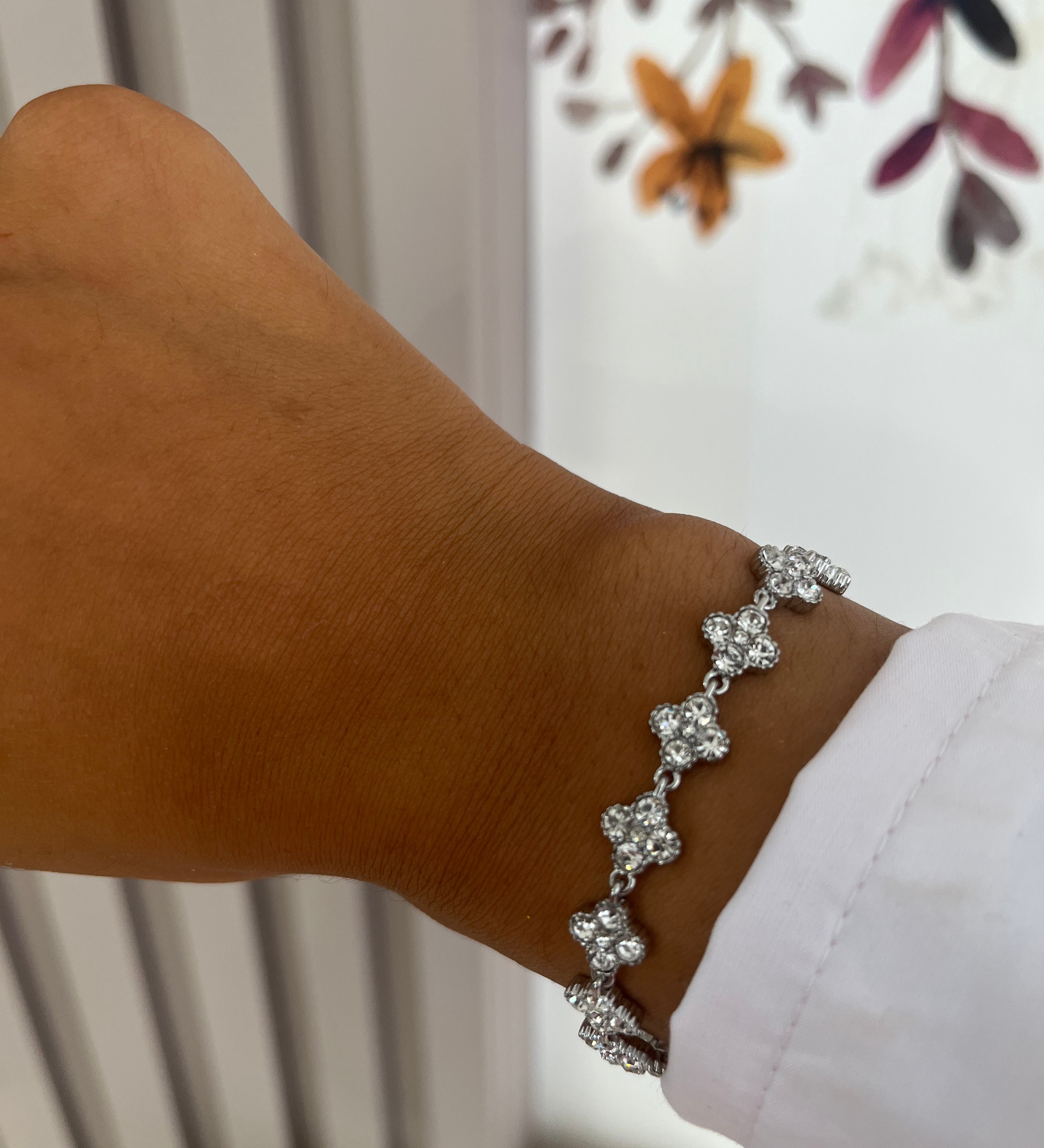 Bracelet Hailey argenté en acier inoxydable avec fleurs pavées porté au poignet - Ordiajade