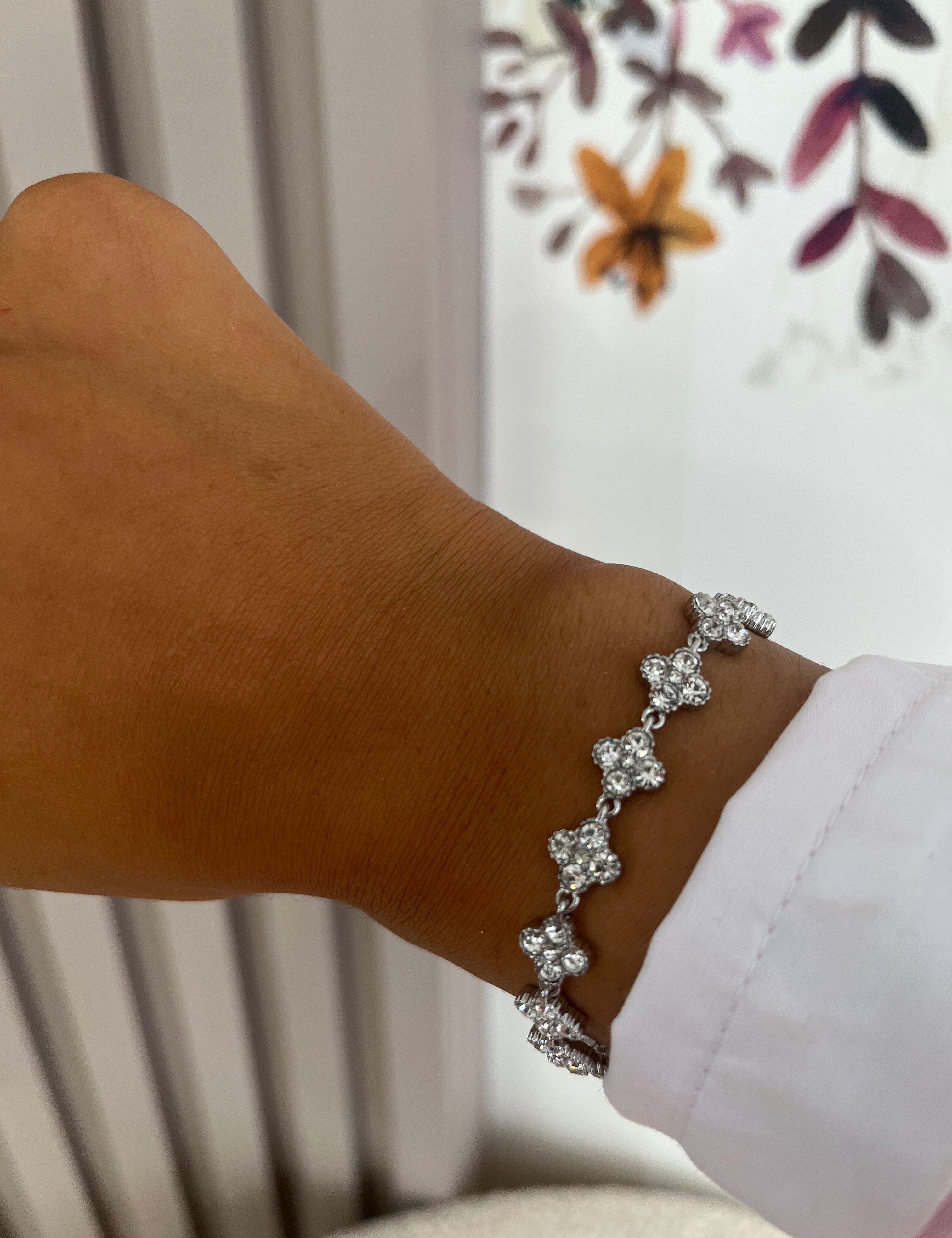 Bracelet Hailey argenté en acier inoxydable avec fleurs pavées porté au poignet - Ordiajade