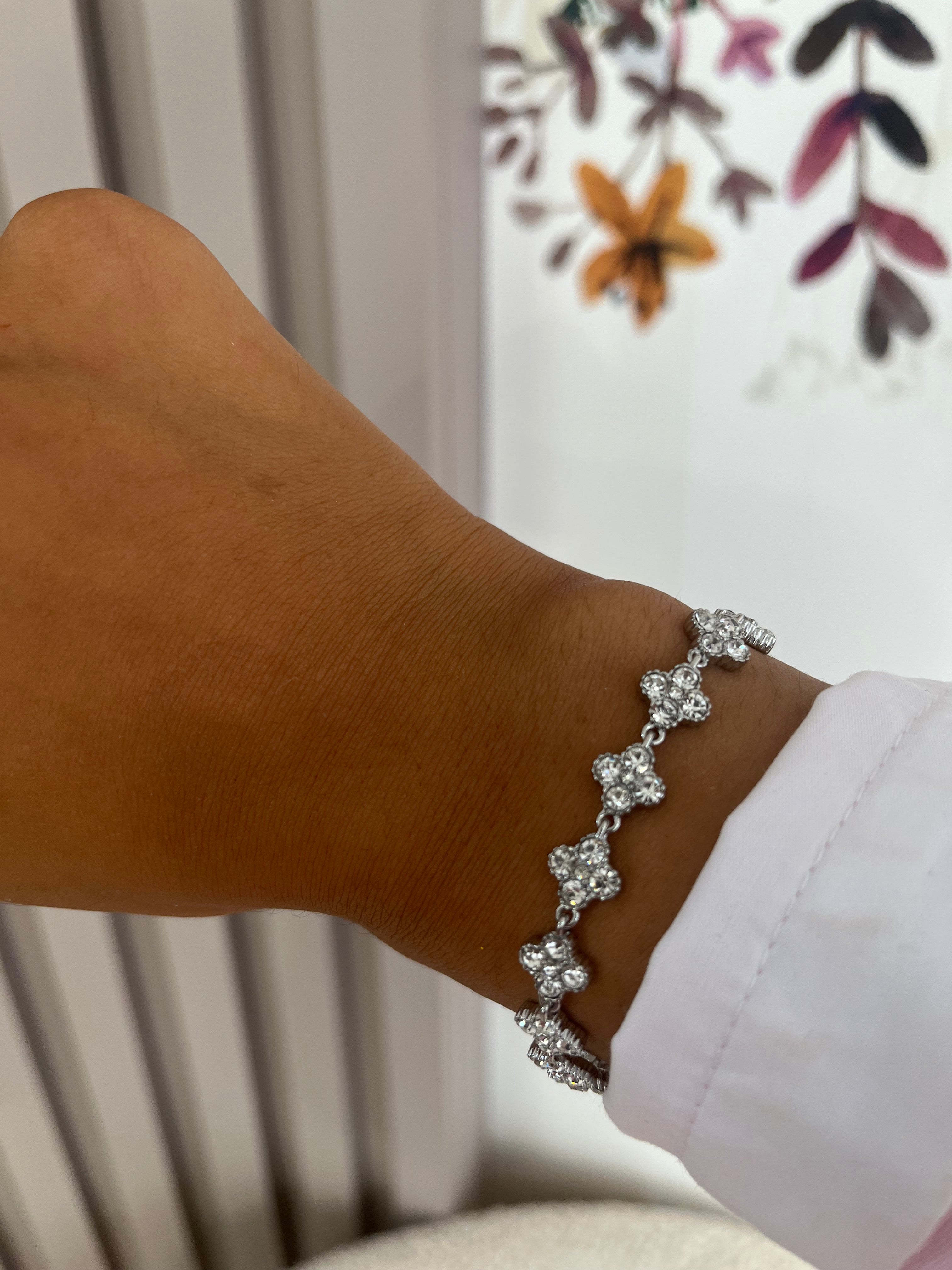 Bracelet Hailey argenté en acier inoxydable avec fleurs pavées porté au poignet - Ordiajade