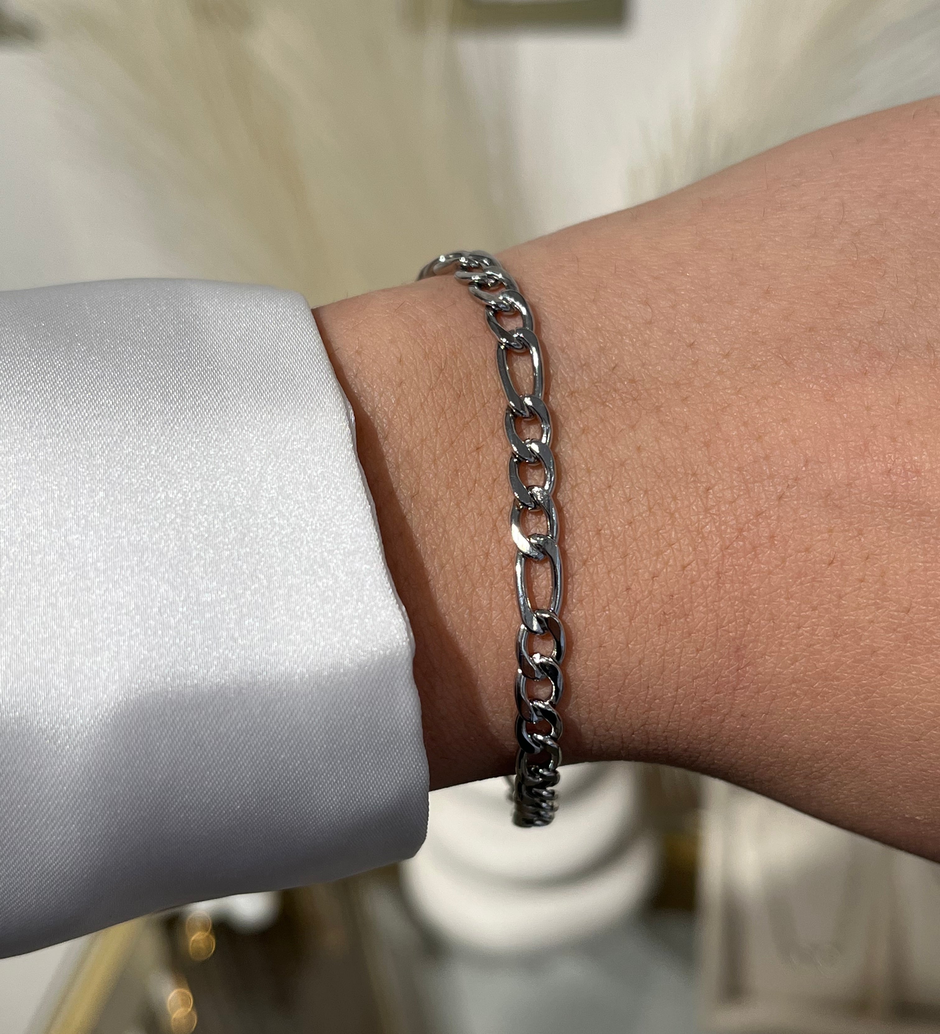Bracelet Historia argenté à maillons en acier inoxydable porté au poignet - Ordiajade