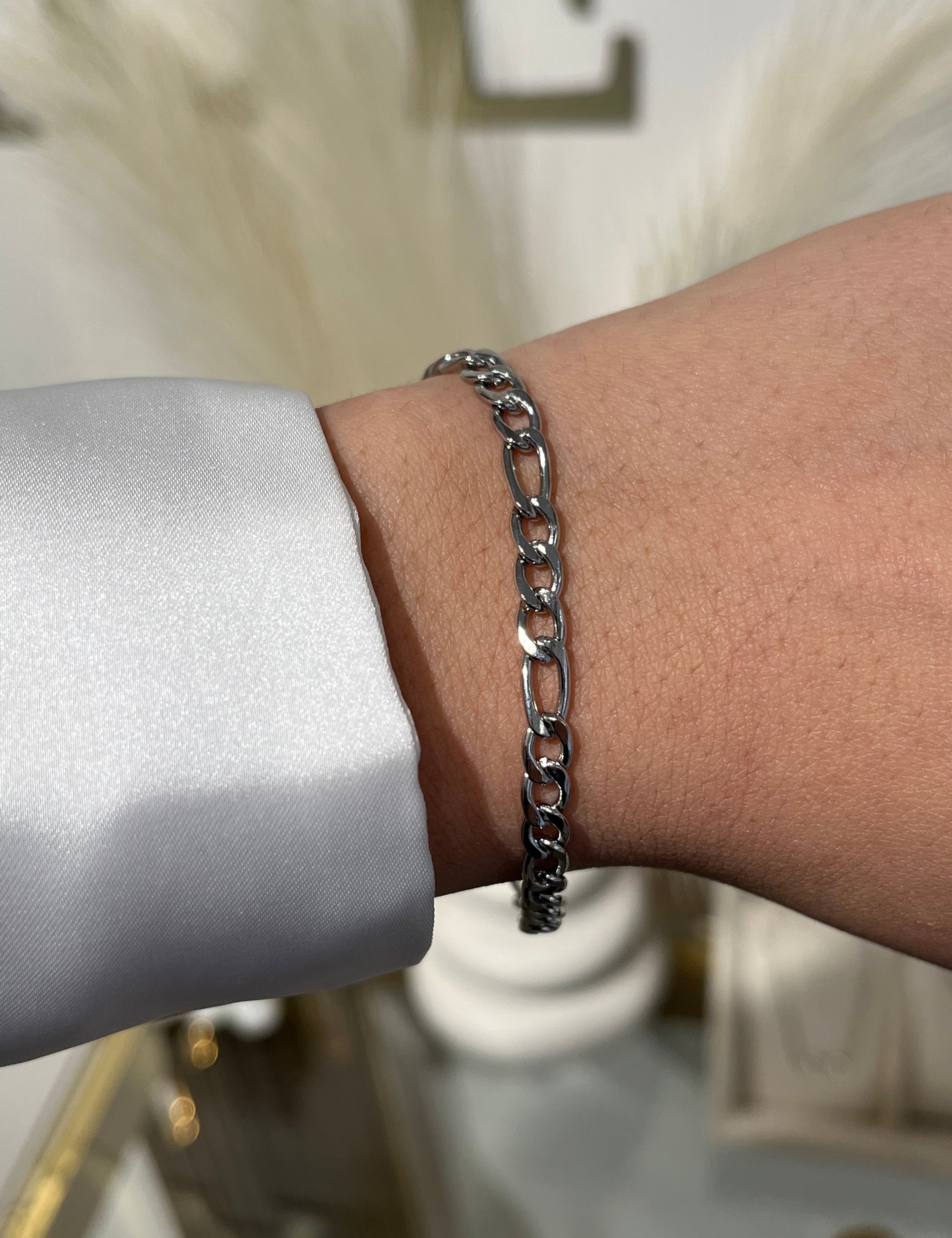 Bracelet Historia argenté à maillons en acier inoxydable porté au poignet - Ordiajade