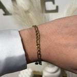 Bracelet Historia doré à maillons en acier inoxydable porté au poignet - Ordiajade