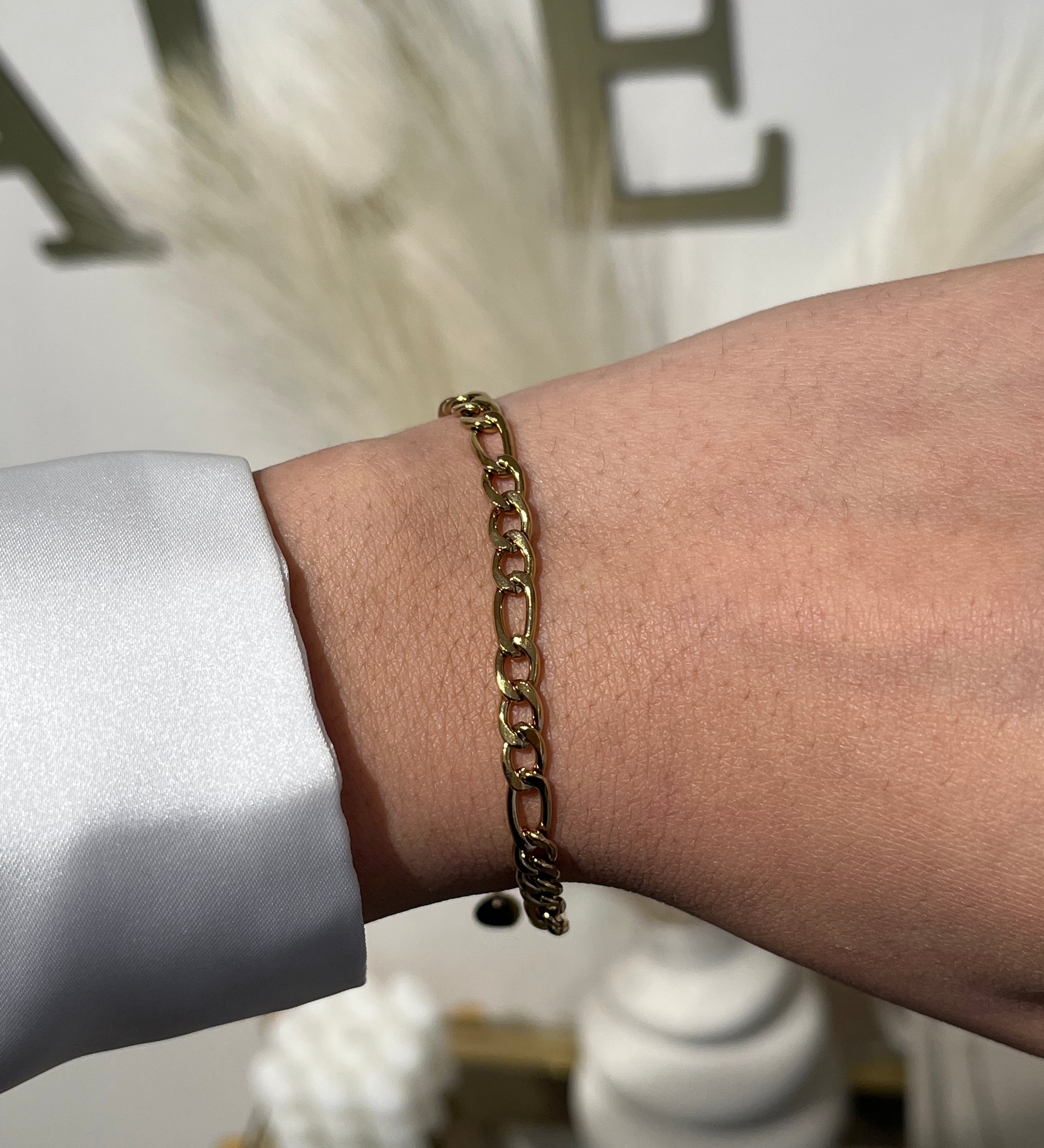 Bracelet Historia doré à maillons en acier inoxydable porté au poignet - Ordiajade