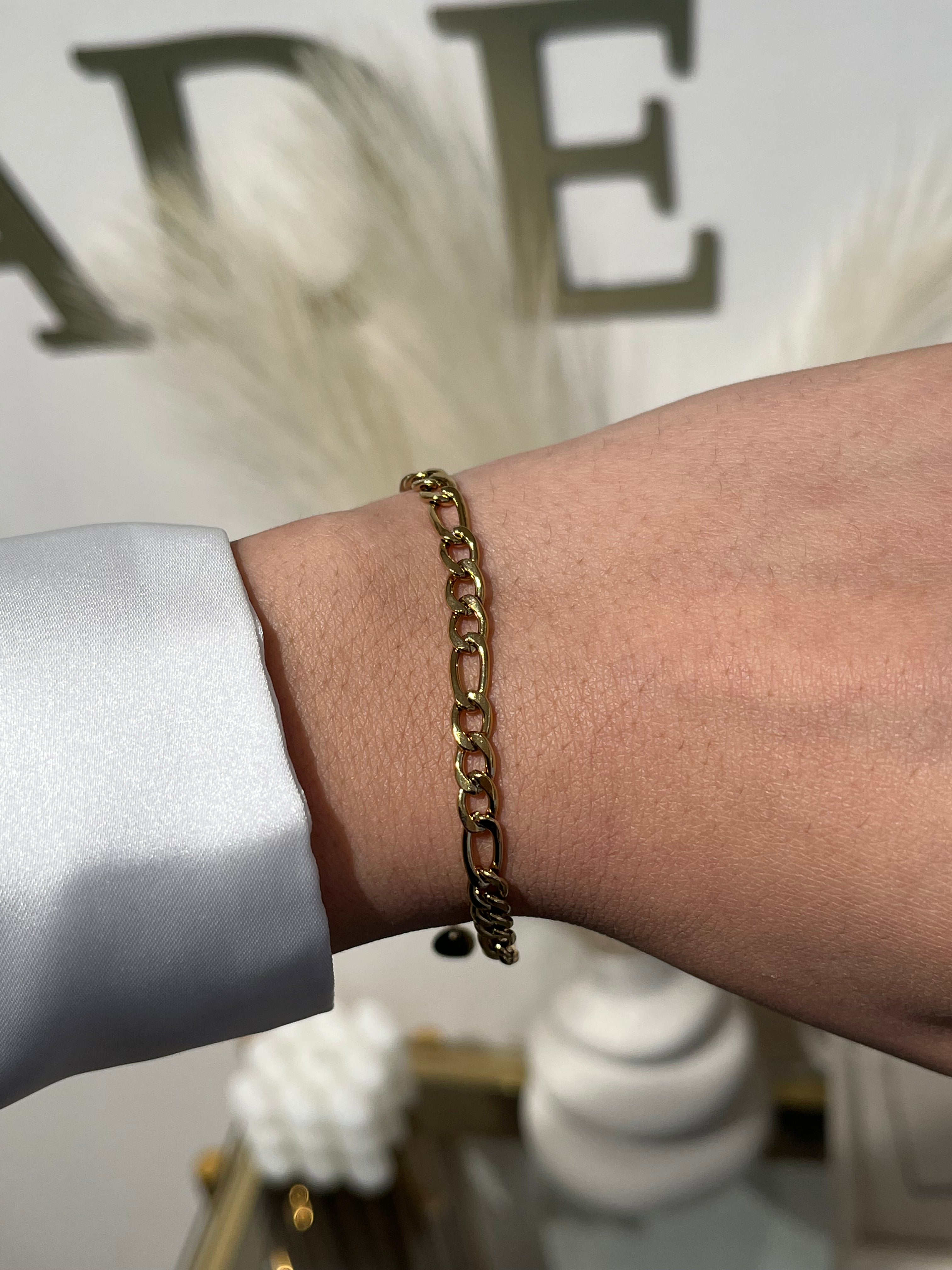 Bracelet Historia doré à maillons en acier inoxydable porté au poignet - Ordiajade