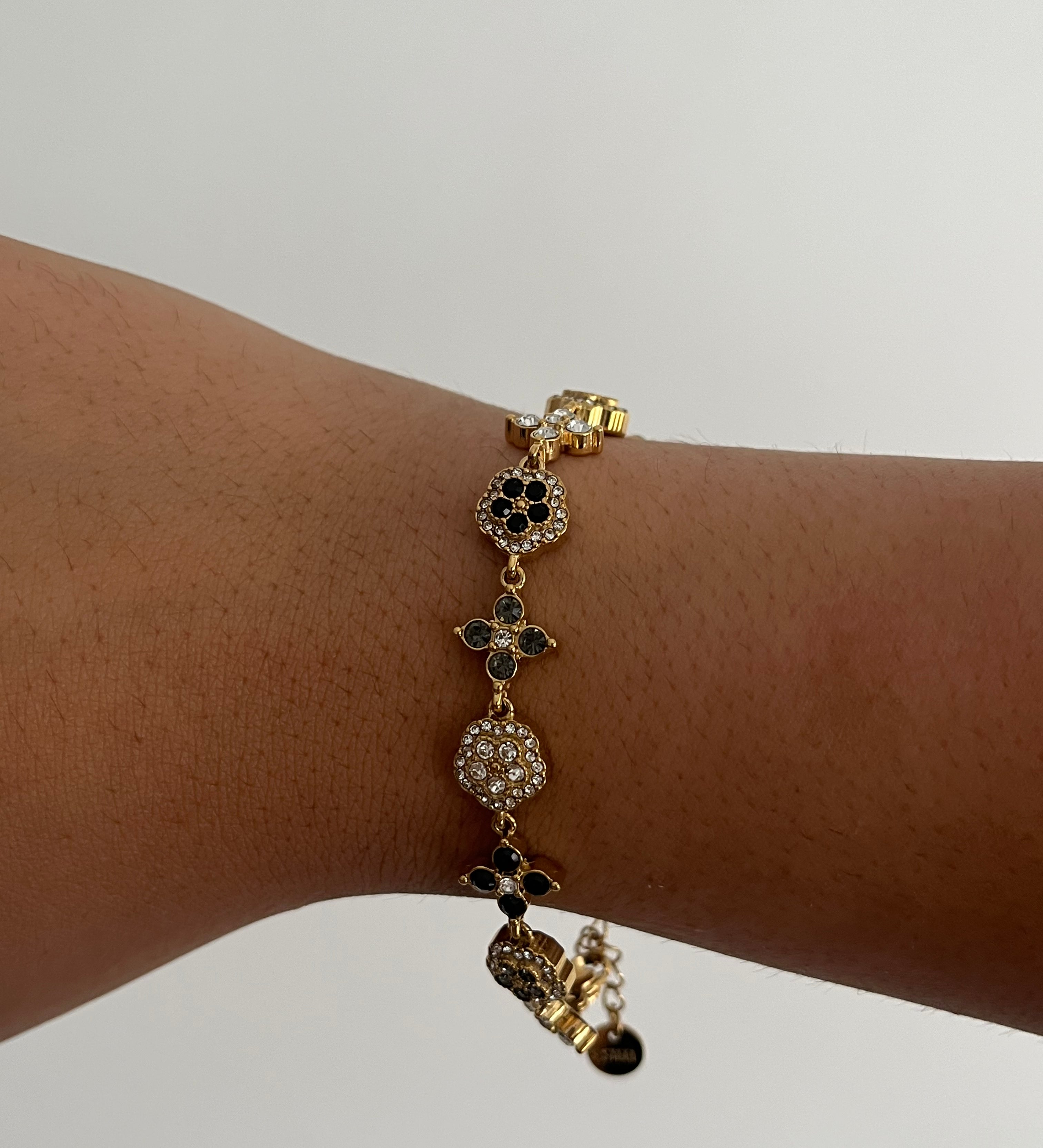 Bracelet IMPÉRATRICE BLACK doré avec détails noirs, bijou ajustable en acier inoxydable