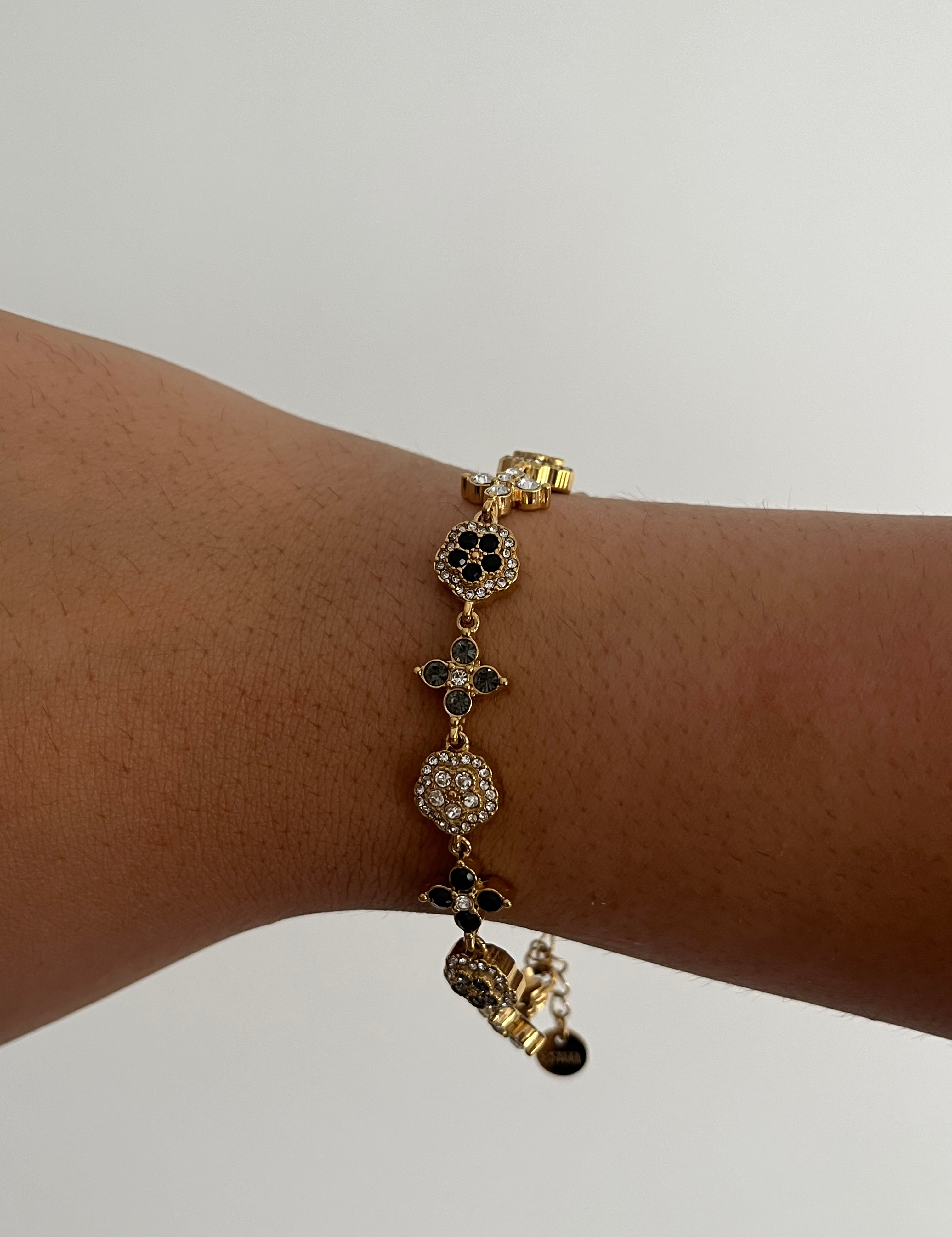 Bracelet IMPÉRATRICE BLACK doré avec détails noirs, bijou ajustable en acier inoxydable