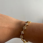 Bracelet Impératrice White en acier inoxydable doré avec détails lumineux porté au poignet Ordiajade