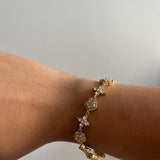 Bracelet Impératrice White en acier inoxydable doré avec détails lumineux porté au poignet Ordiajade