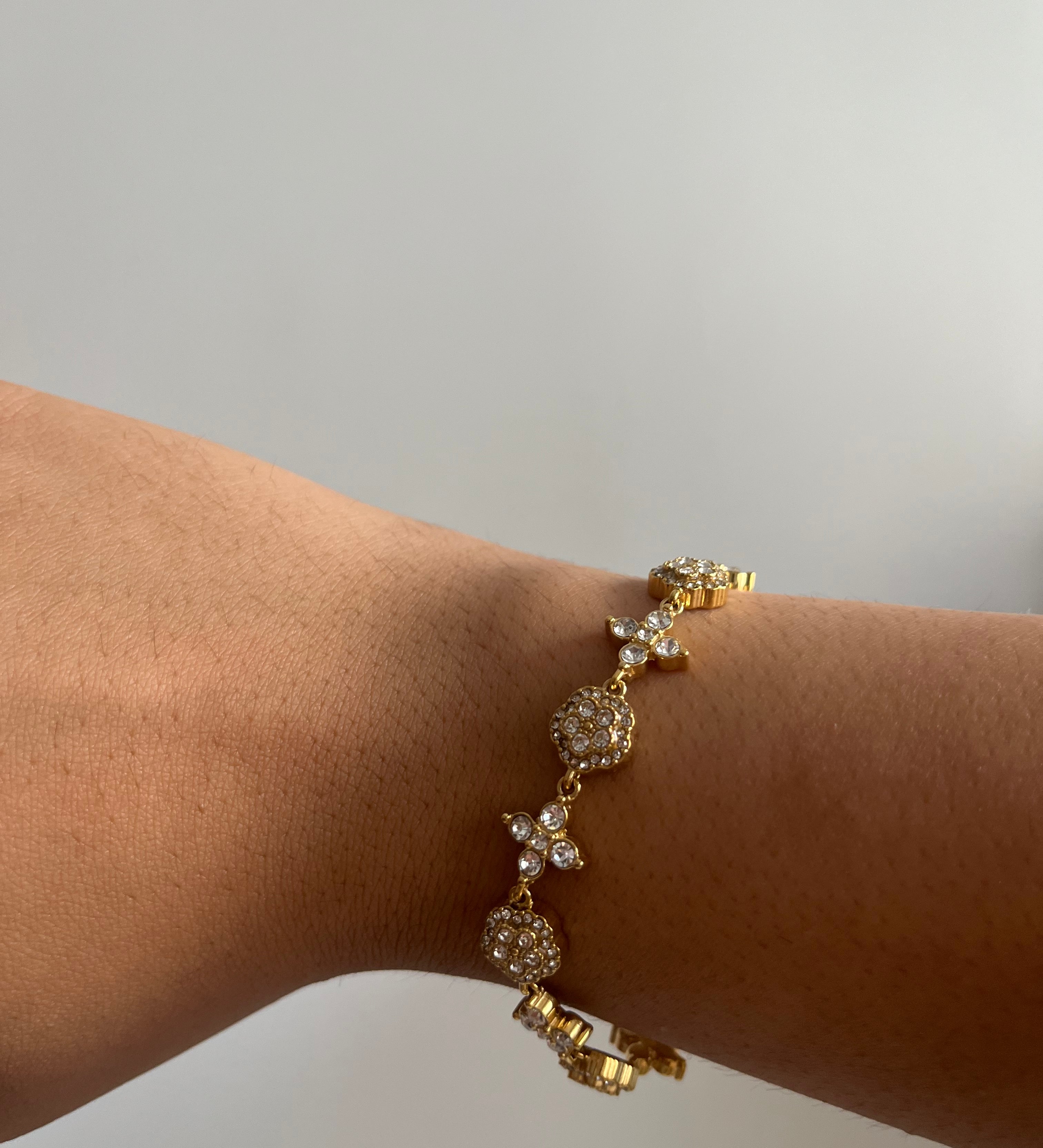 Bracelet Impératrice White en acier inoxydable doré avec détails lumineux porté au poignet Ordiajade