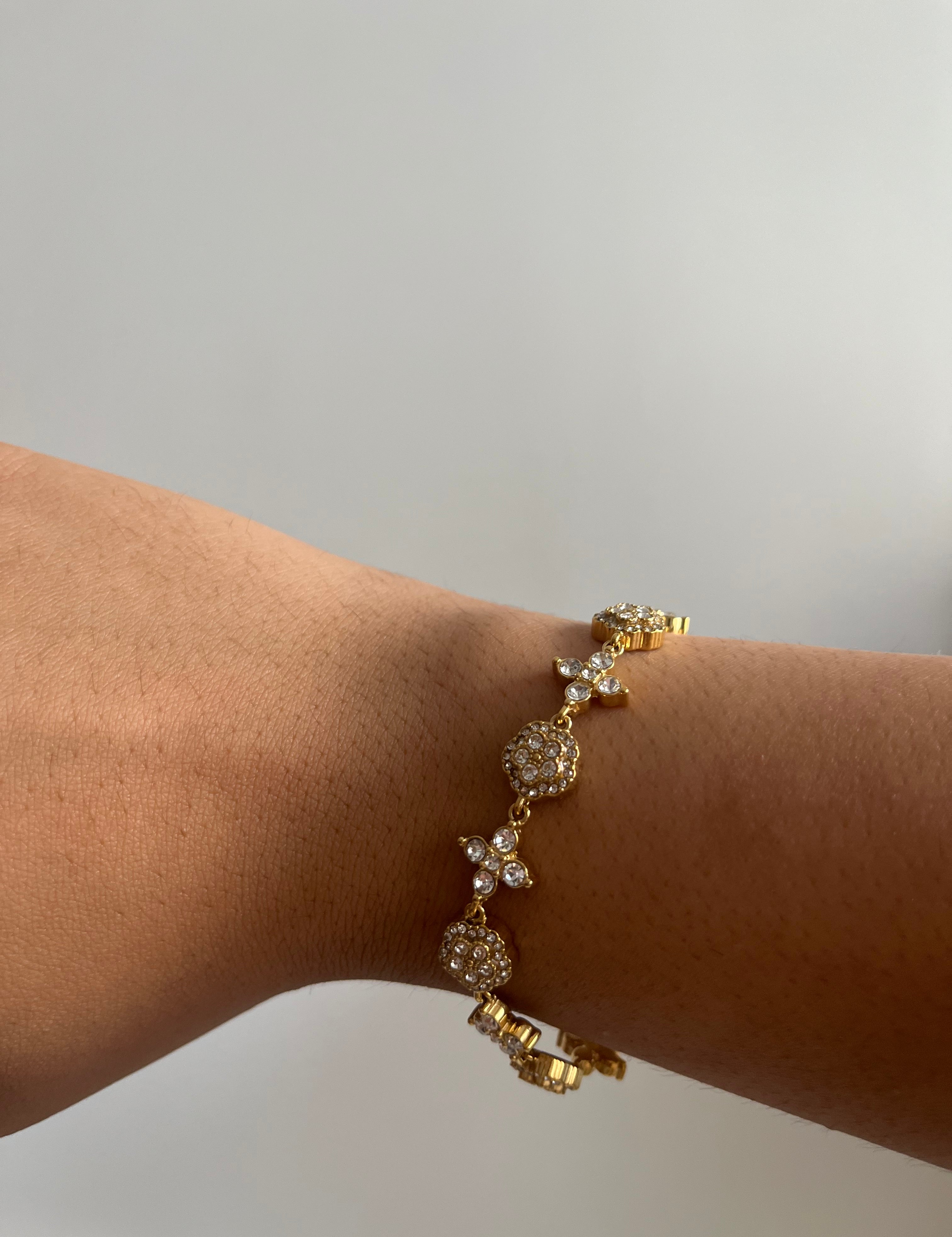 Bracelet Impératrice White en acier inoxydable doré avec détails lumineux porté au poignet Ordiajade