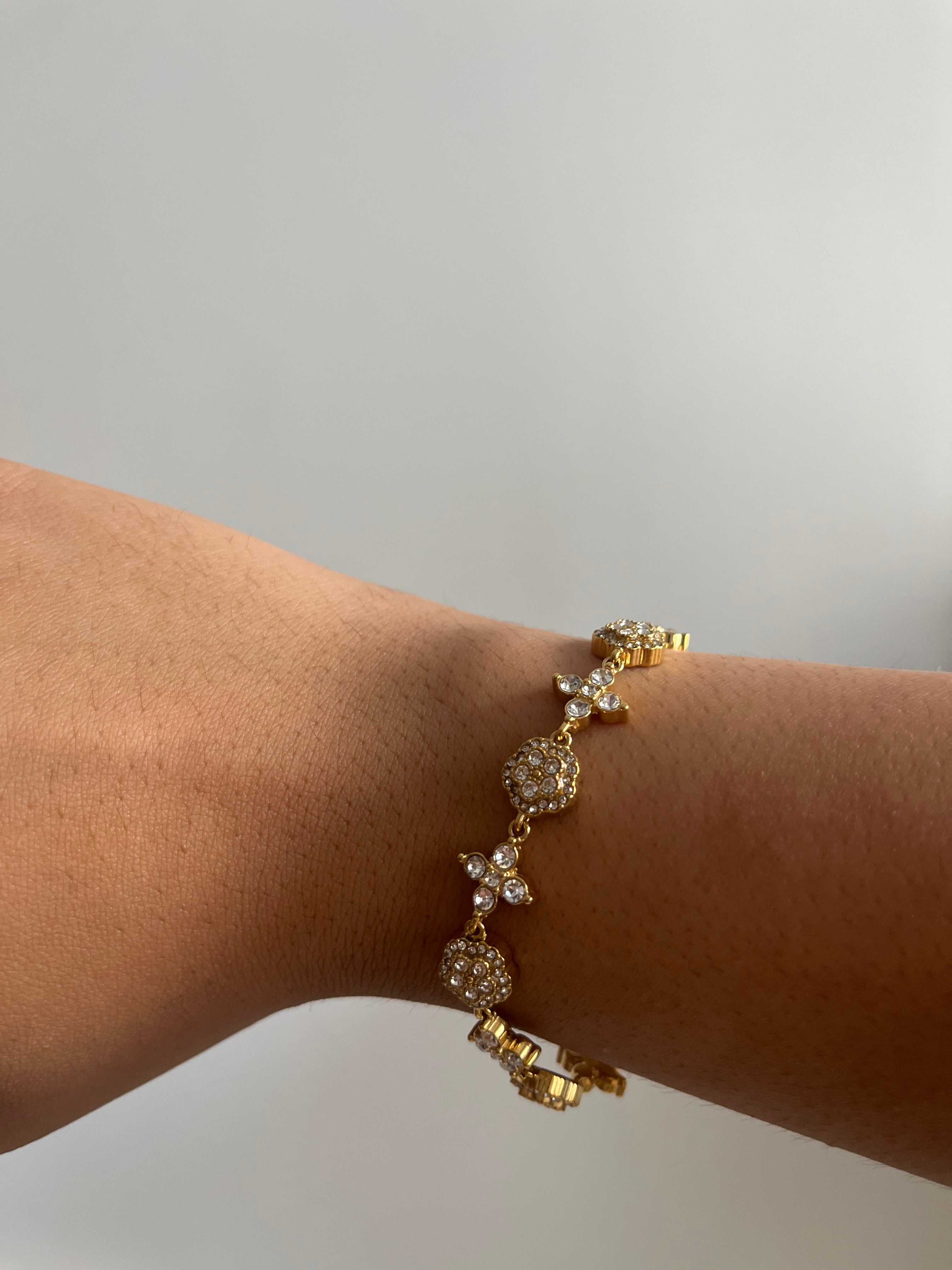 Bracelet Impératrice White en acier inoxydable doré avec détails lumineux porté au poignet Ordiajade