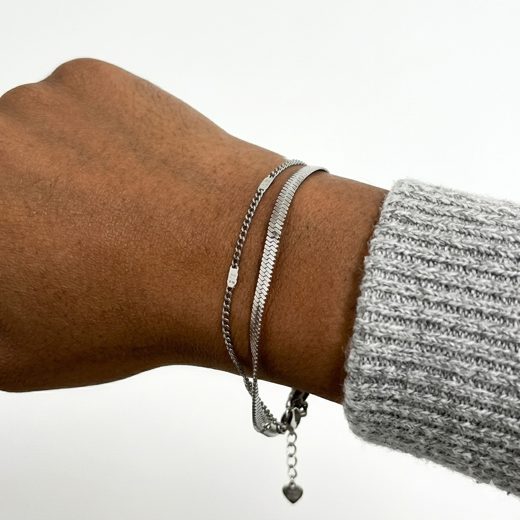 Bracelet Jaime en acier inoxydable argenté porté au poignet, style minimaliste