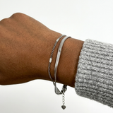 Bracelet Jaime en acier inoxydable argenté porté au poignet, style minimaliste