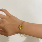 Bracelet Janna trèfle doré en acier inoxydable porté au poignet - Ordiajade