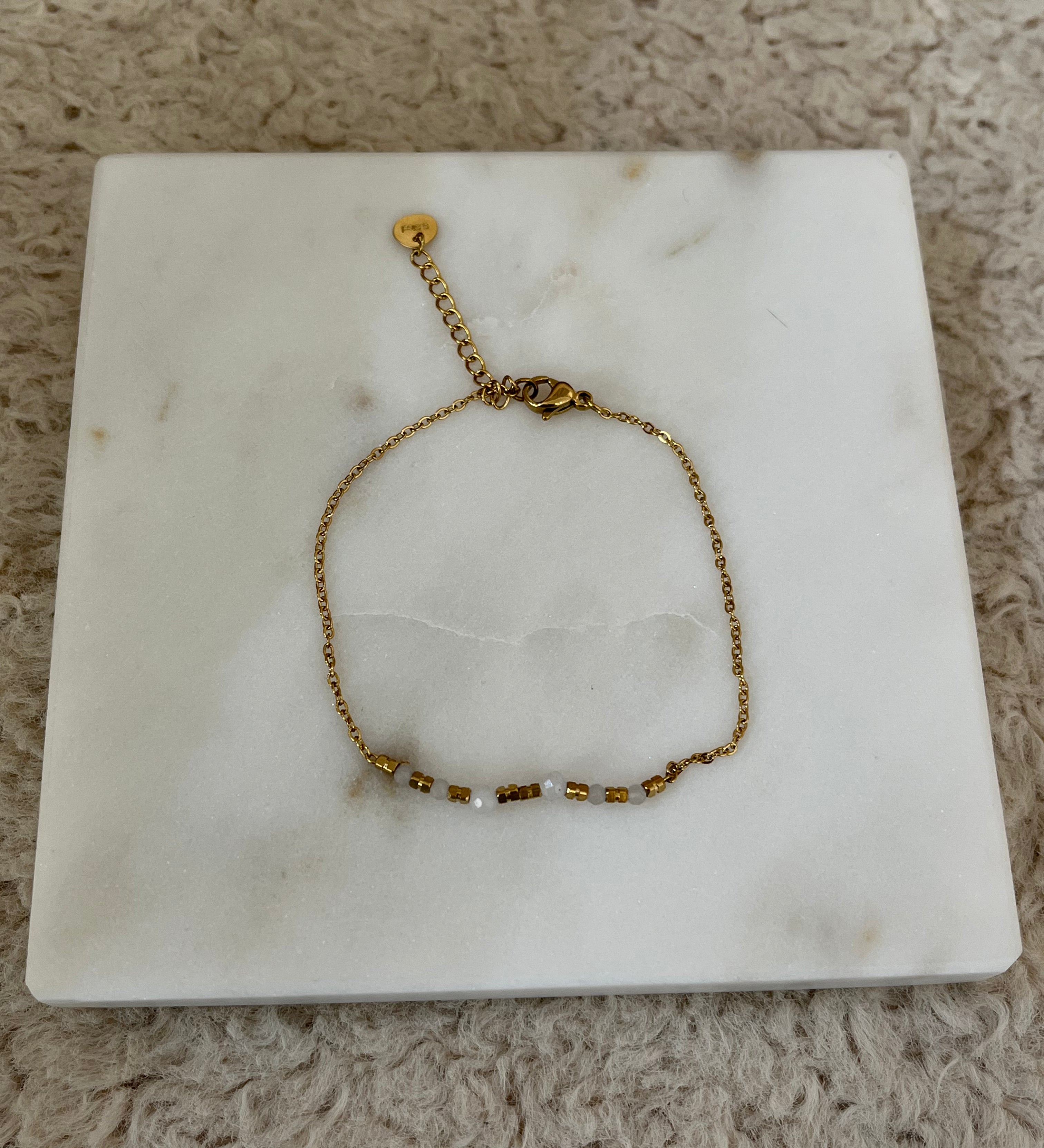 Bracelet Lauria doré à petites perles en acier inoxydable présenté à plat - Ordiajade