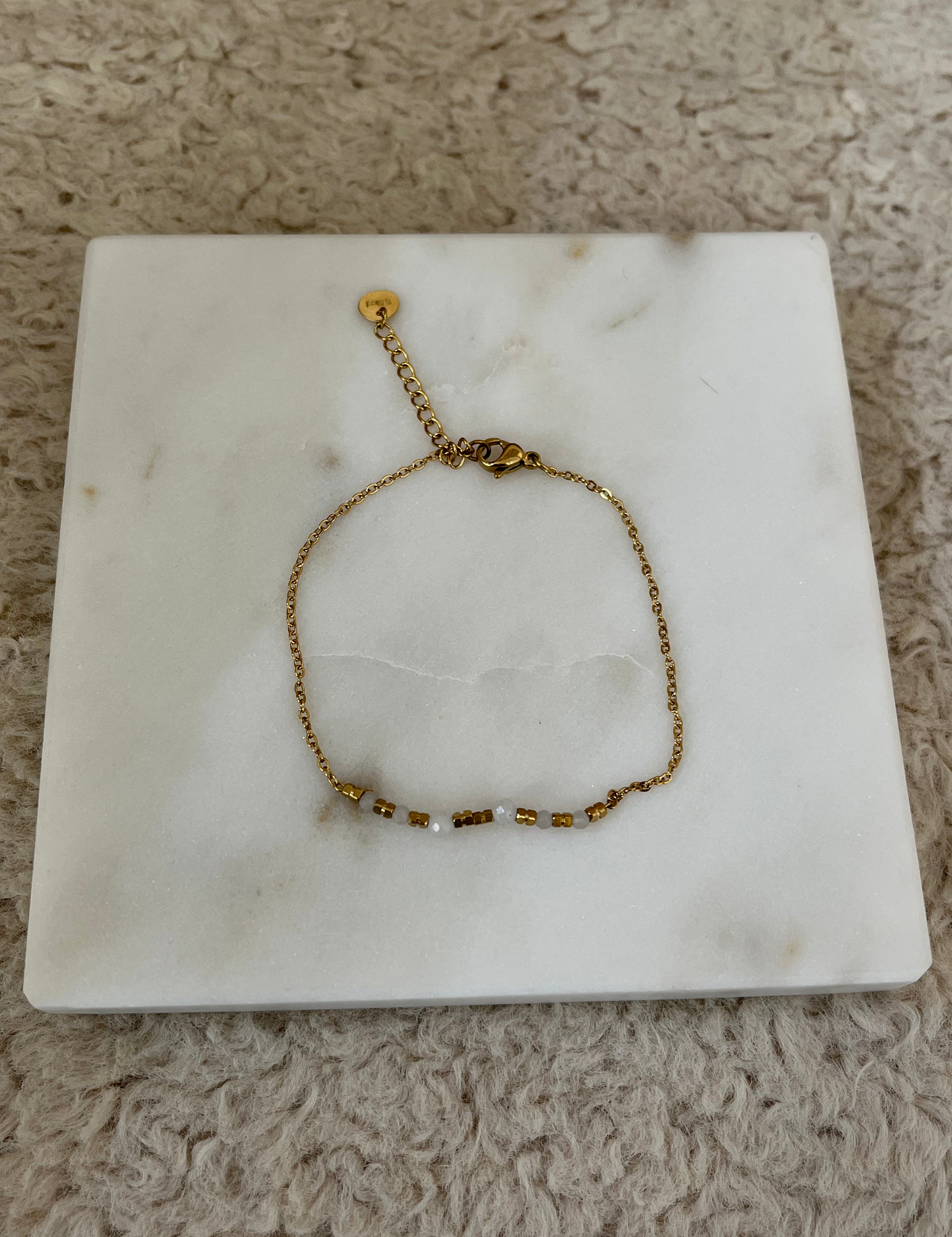 Bracelet Lauria doré à petites perles en acier inoxydable présenté à plat - Ordiajade