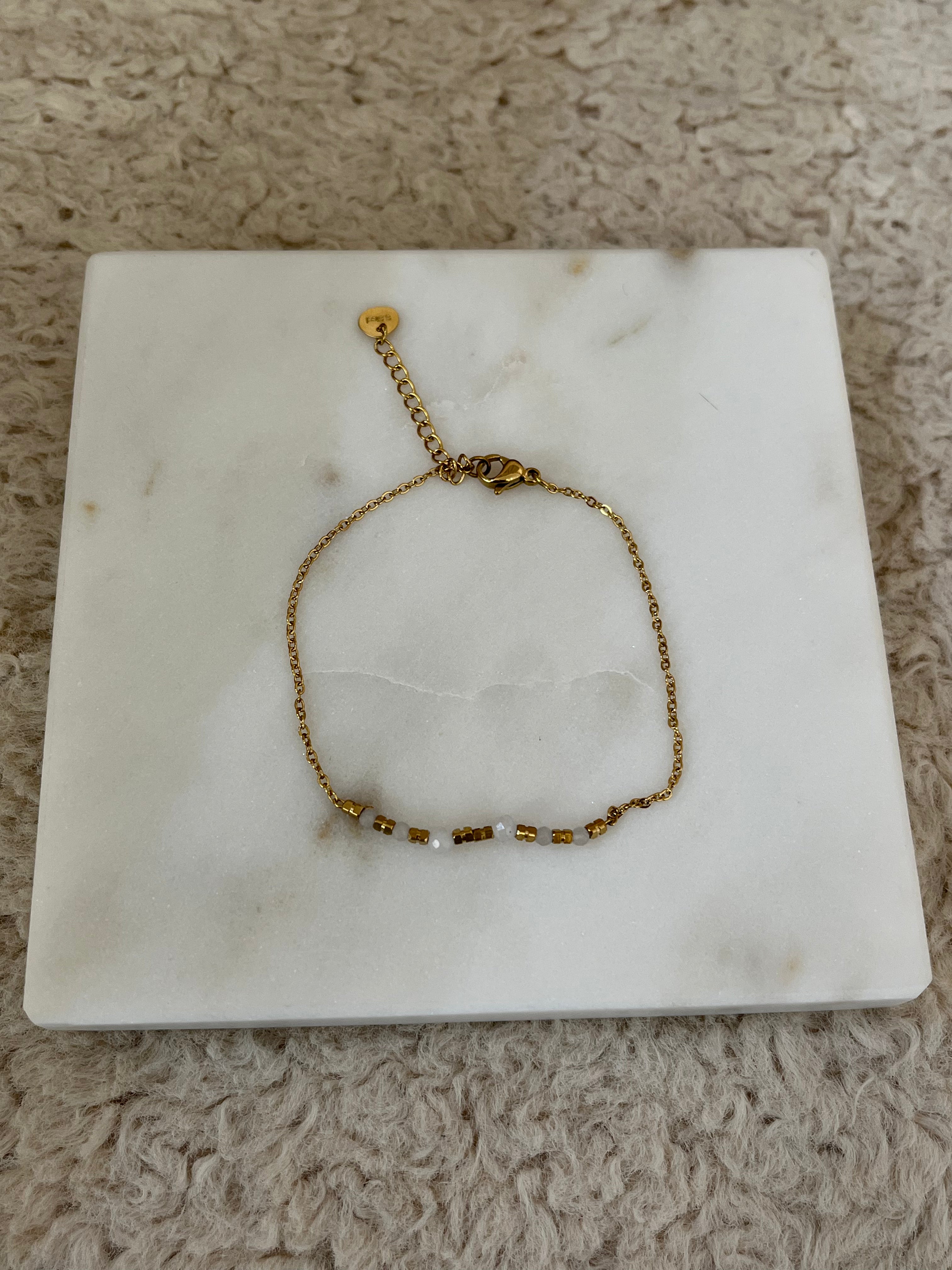 Bracelet Lauria doré à petites perles en acier inoxydable présenté à plat - Ordiajade