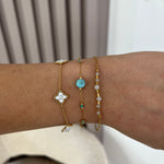 Bracelet Lauria doré porté en accumulation avec d'autres bijoux au poignet - Ordiajade
