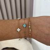 Bracelet Lauria doré porté en accumulation avec d'autres bijoux au poignet - Ordiajade