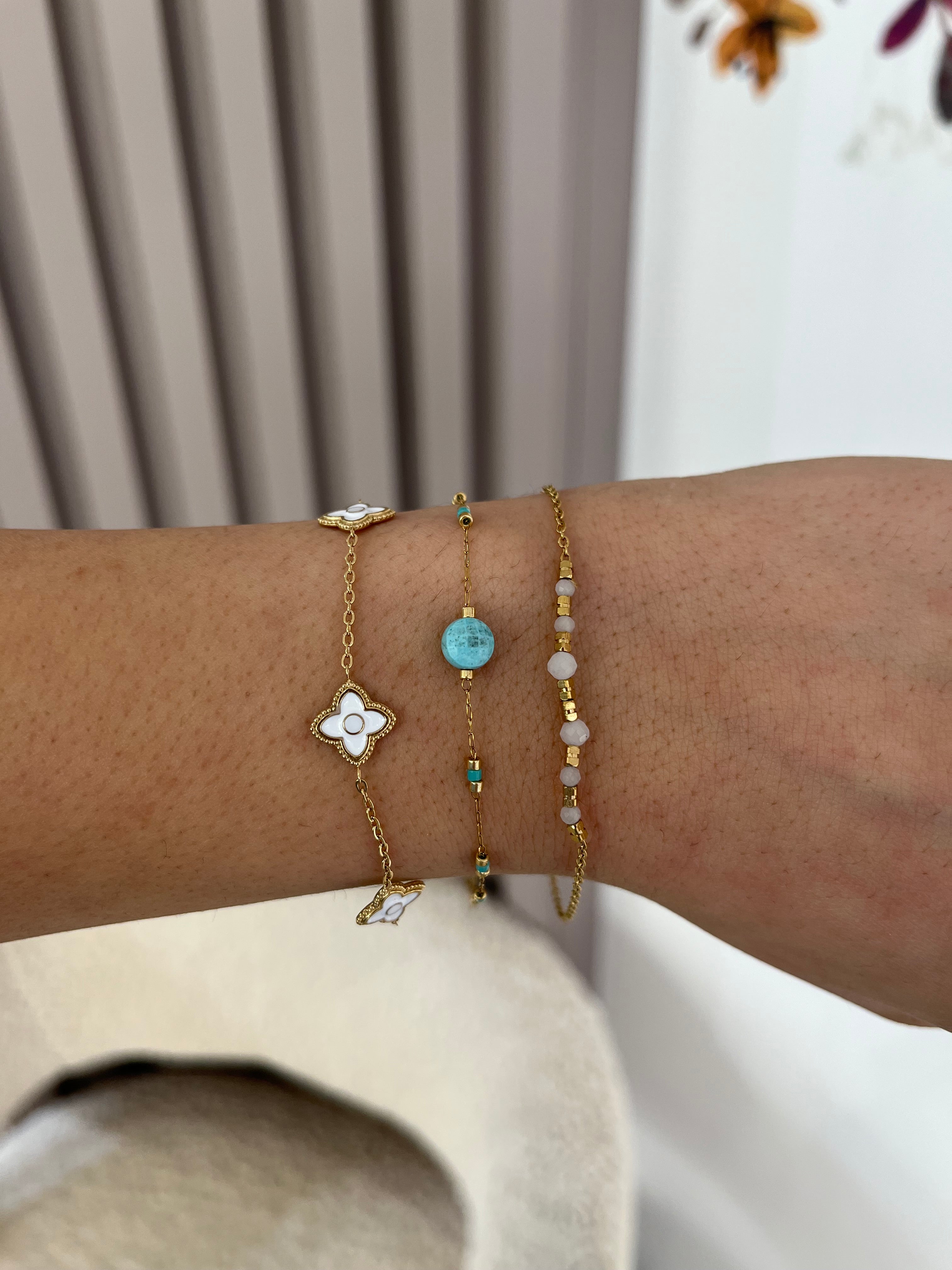Bracelet Lauria doré porté en accumulation avec d'autres bijoux au poignet - Ordiajade