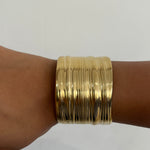 Bracelet manchette Classe doré en acier inoxydable porté au poignet - Ordiajade