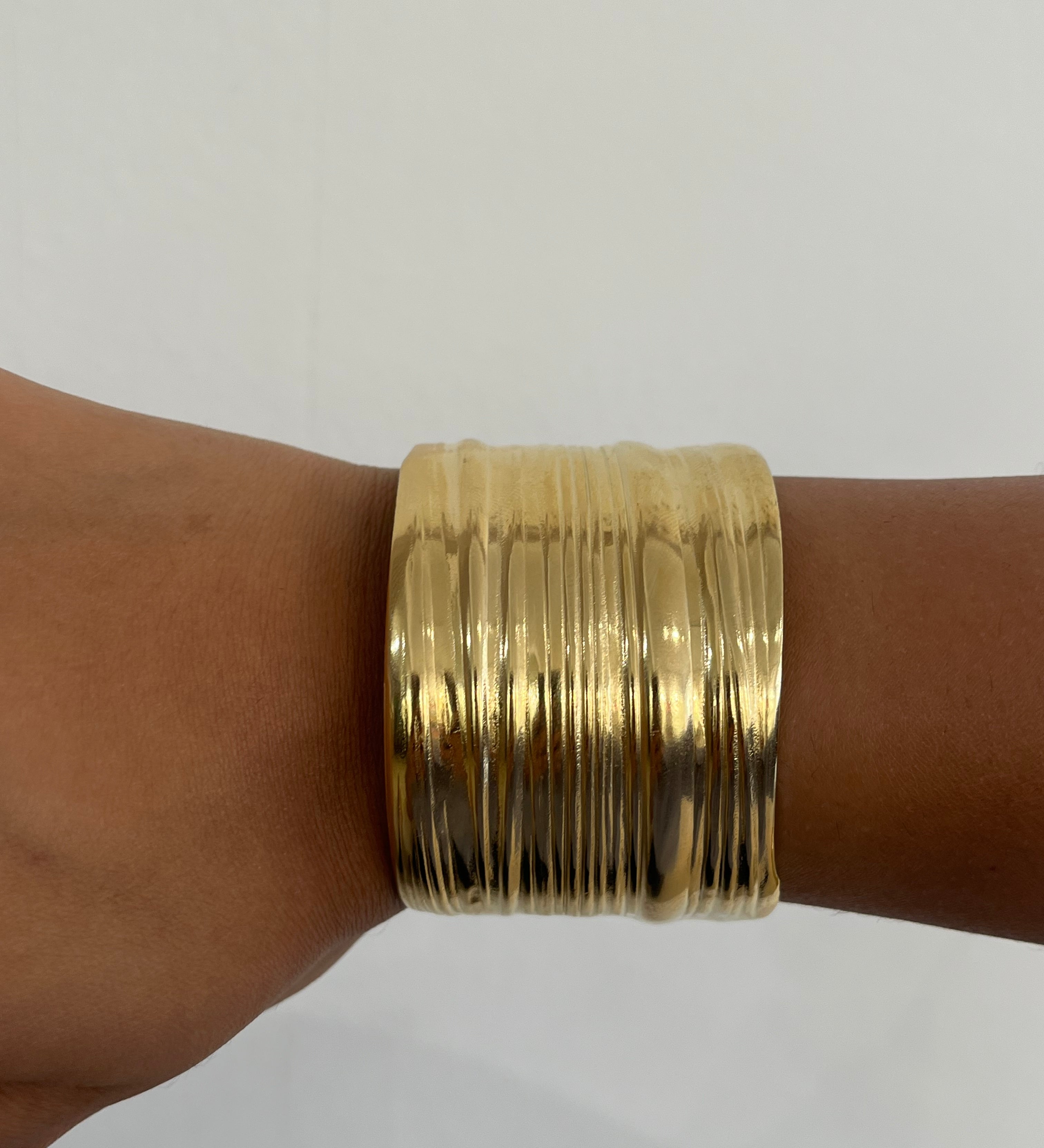 Bracelet manchette Classe doré en acier inoxydable porté au poignet - Ordiajade