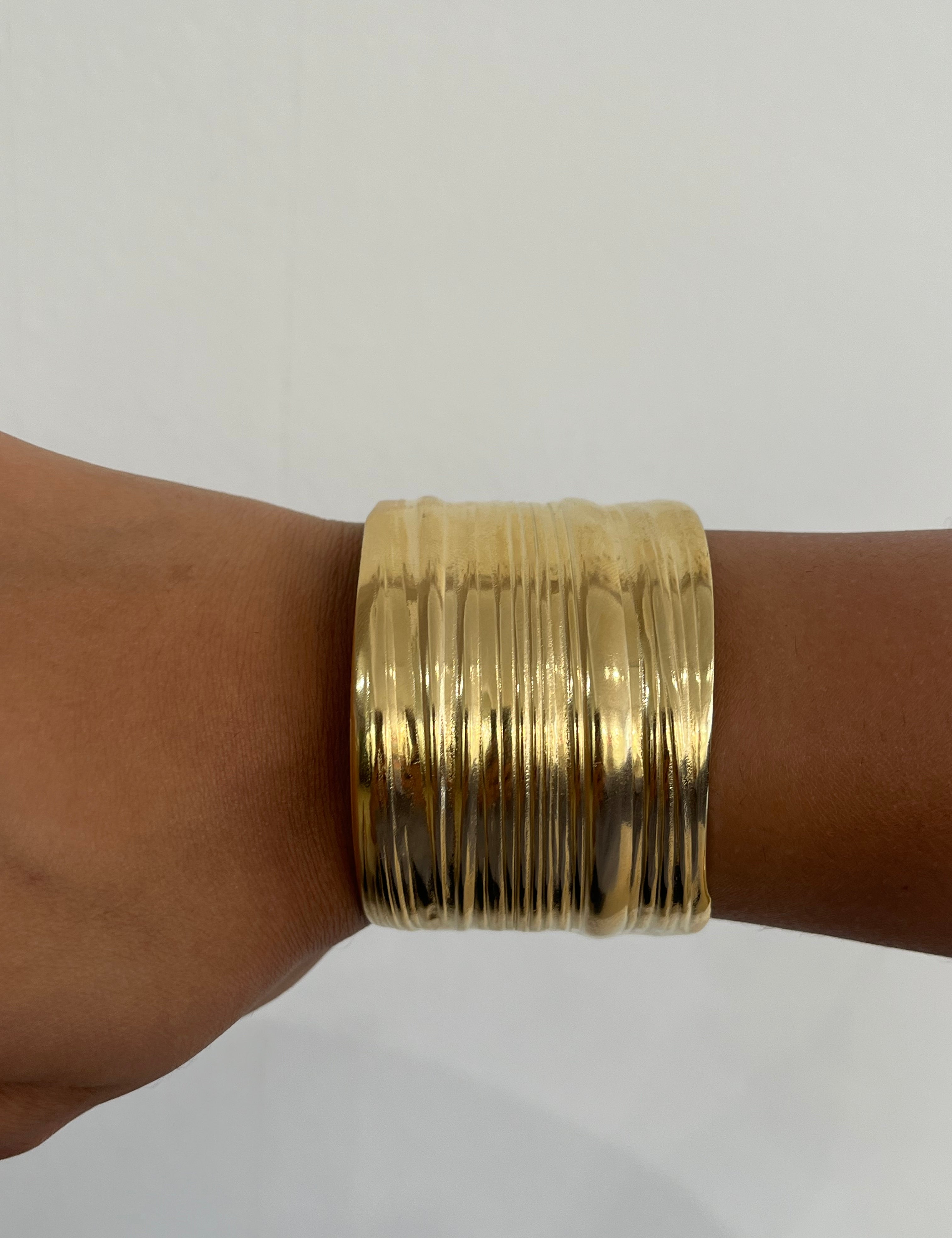 Bracelet manchette Classe doré en acier inoxydable porté au poignet - Ordiajade