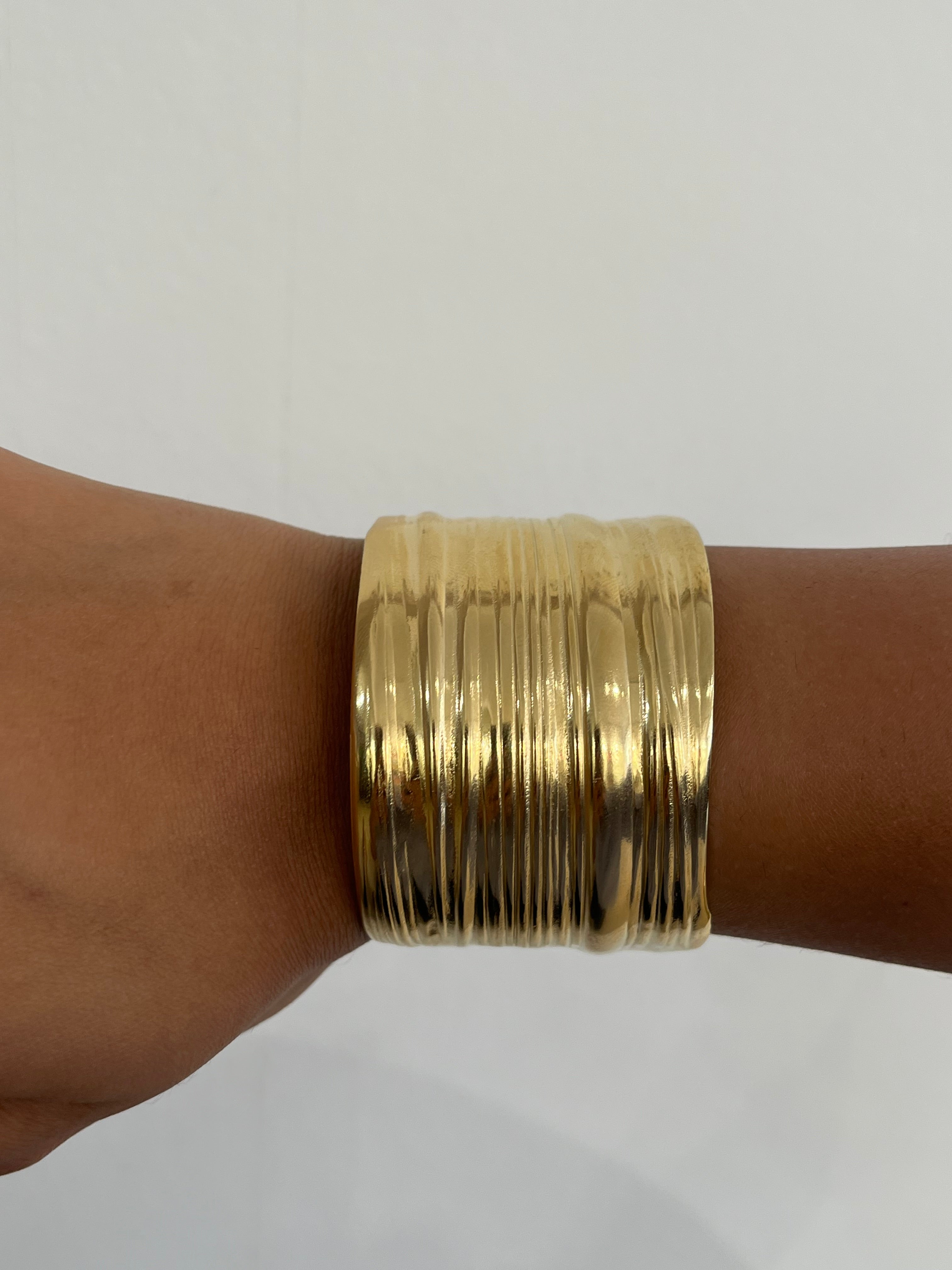 Bracelet manchette Classe doré en acier inoxydable porté au poignet - Ordiajade