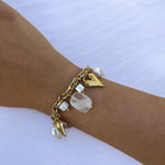Bracelet Mykonos Blanc porté au poignet en exposition extérieure - Ordiajade