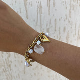 Bracelet Mykonos Blanc orné de pierres naturelles blanches et breloques dorées - Ordiajade