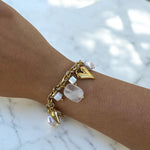 Bracelet Mykonos Blanc porté au poignet en exposition extérieure - Ordiajade
