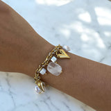 Bracelet Mykonos Blanc porté au poignet en exposition extérieure - Ordiajade