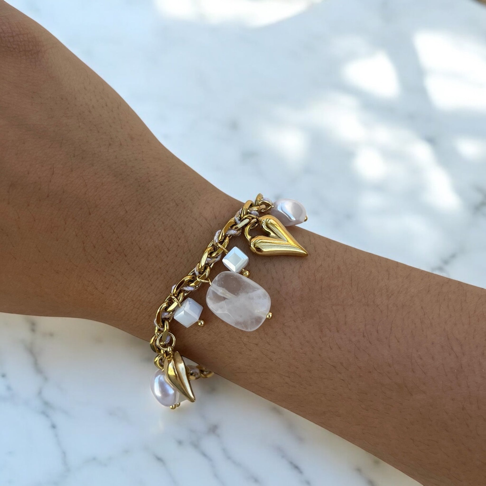 Bracelet Mykonos Blanc porté au poignet en exposition extérieure - Ordiajade