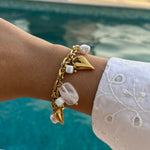 Bracelet Mykonos Blanc à pierres naturelles porté au poignet près d'une piscine - Ordiajade