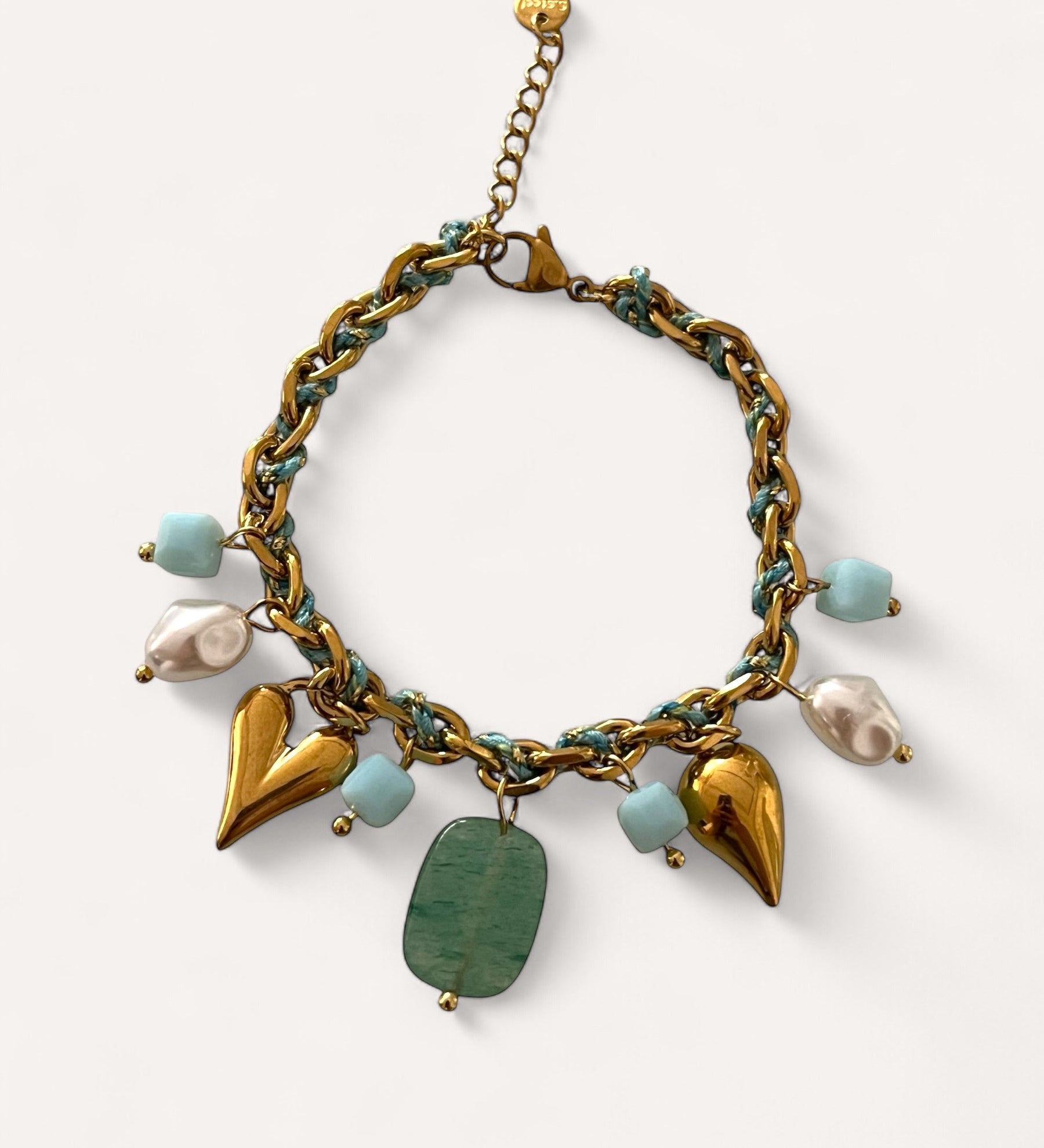 Bracelet Mykonos orné de pierres naturelles vertes et breloques dorées - Ordiajade

