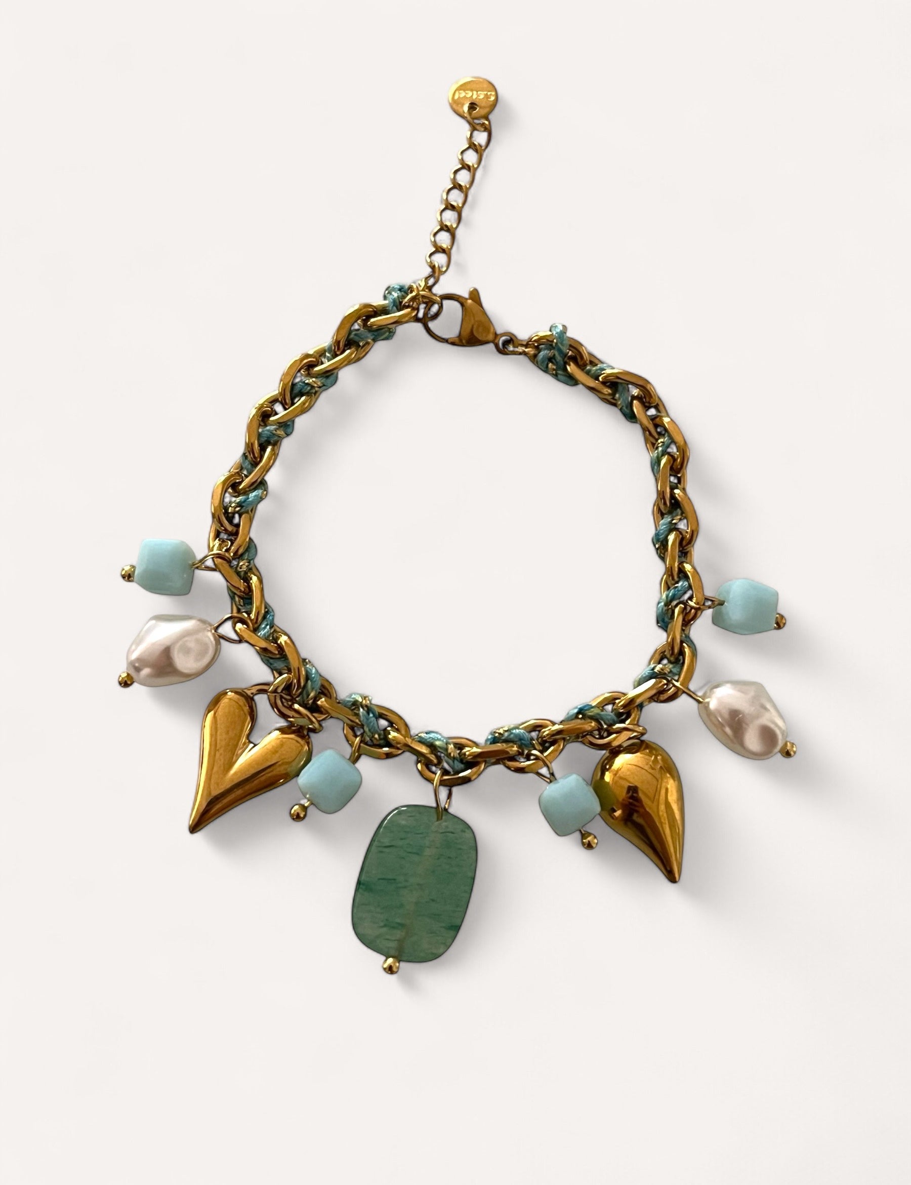 Bracelet Mykonos orné de pierres naturelles vertes et breloques dorées - Ordiajade

