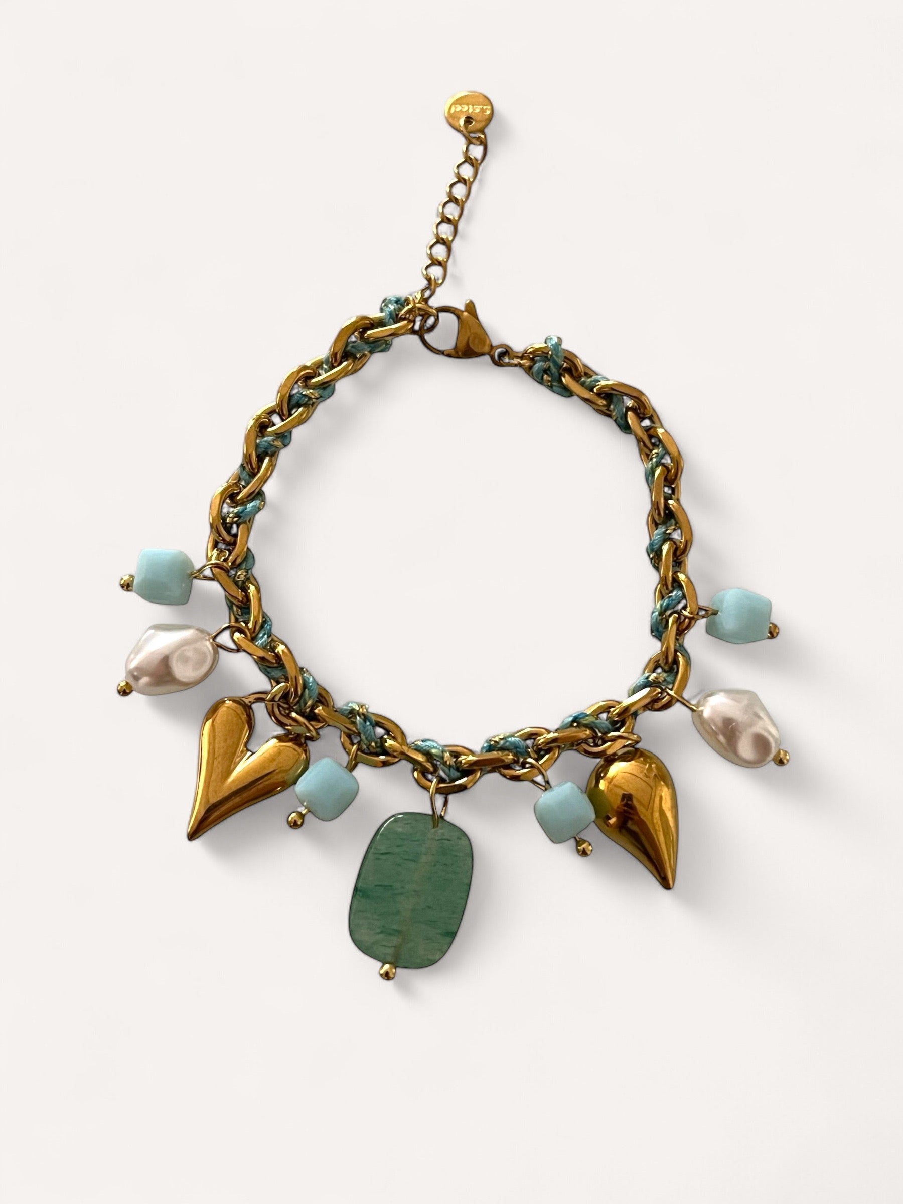 Bracelet Mykonos orné de pierres naturelles vertes et breloques dorées - Ordiajade
